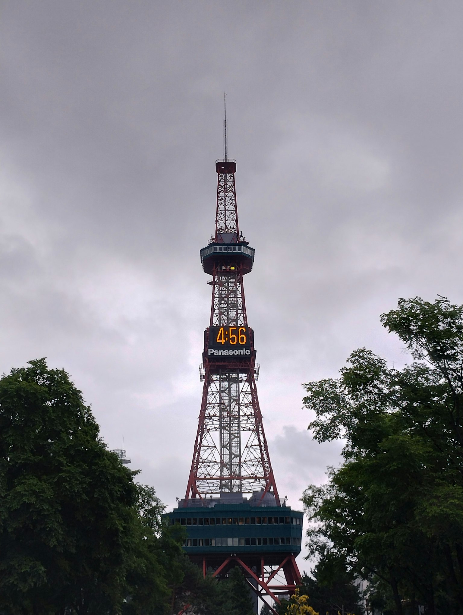 札幌電視塔高聳結構與陰雲