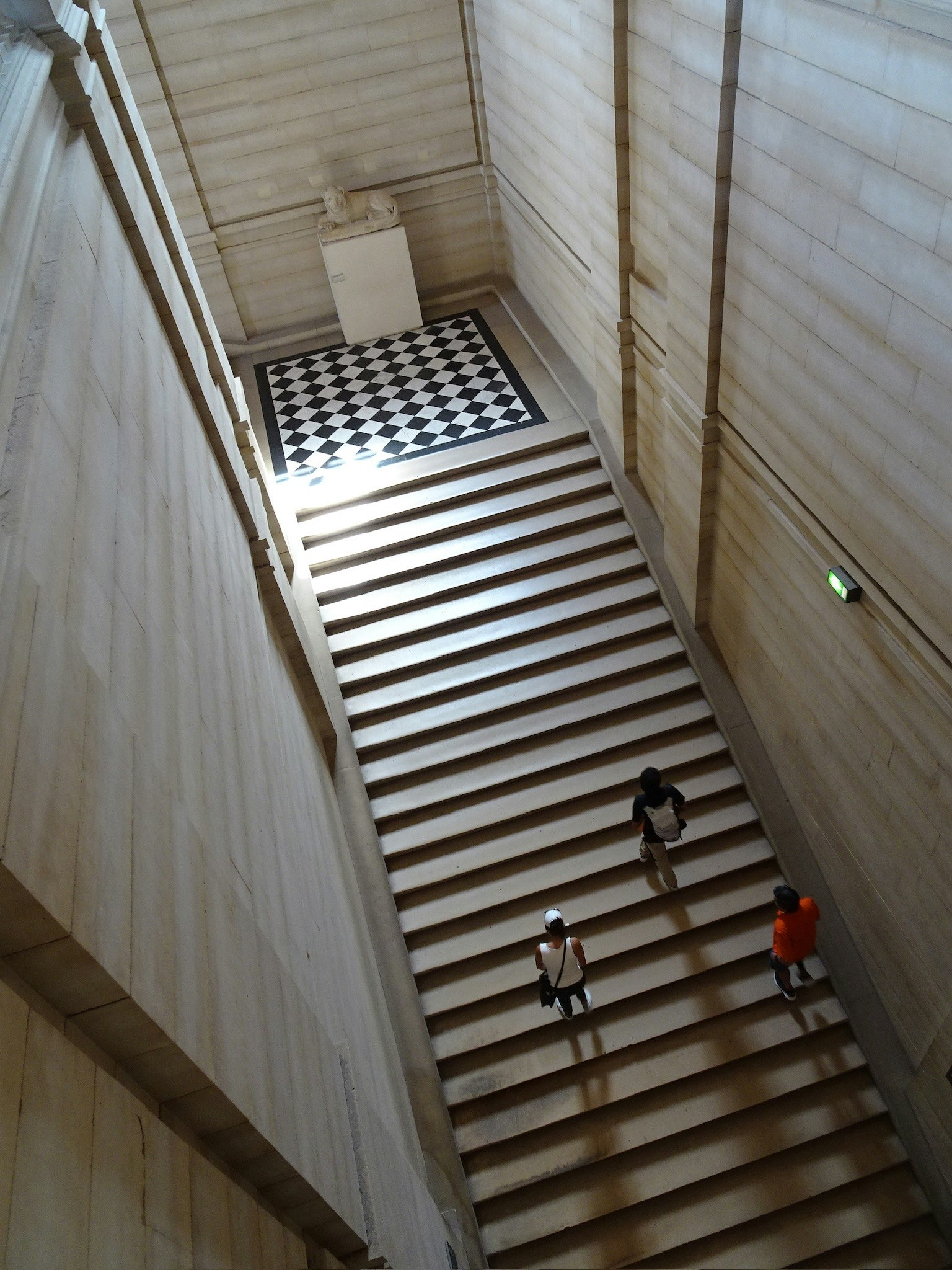 Image montrant un escalier et un sol en damier d'un point de vue aérien