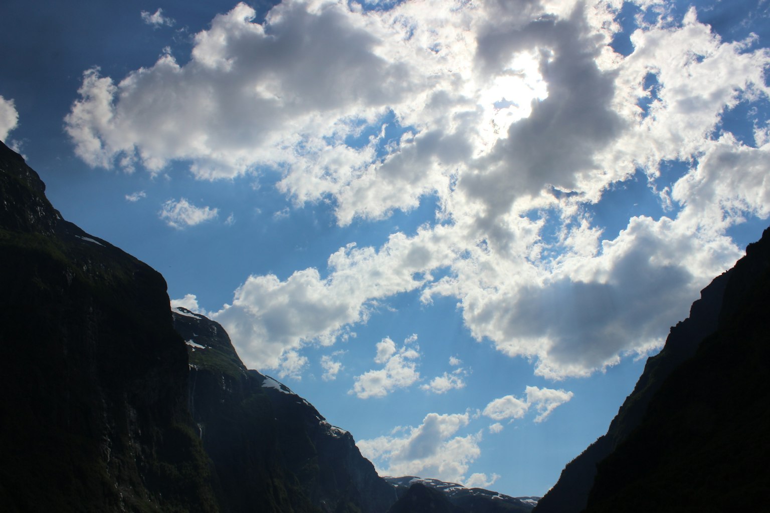 Paesaggio montano con cielo blu e nuvole bianche