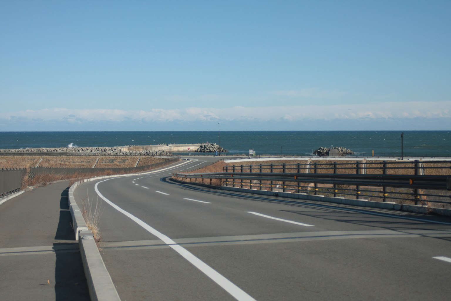 Kurvenstraße, die zum Meer führt