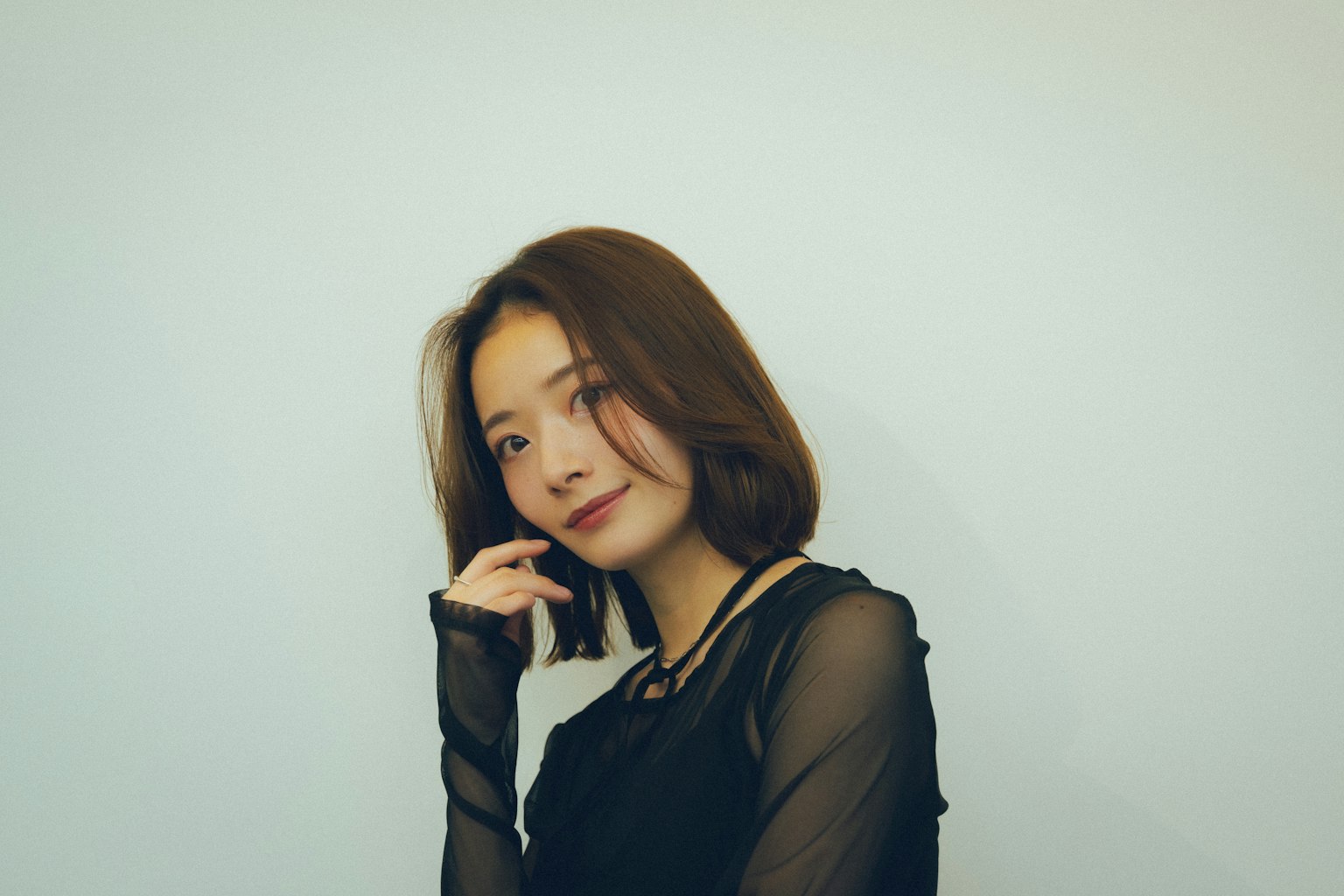 หญิงสาวยิ้มโพสในชุดสีดำ