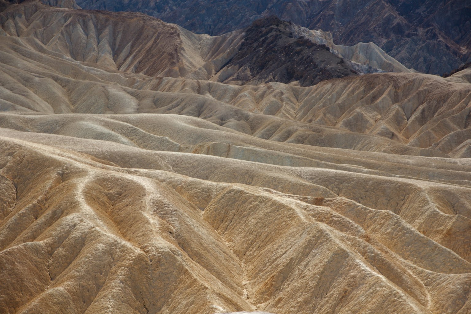 Trockene Berglandschaft mit gewelltem Gelände