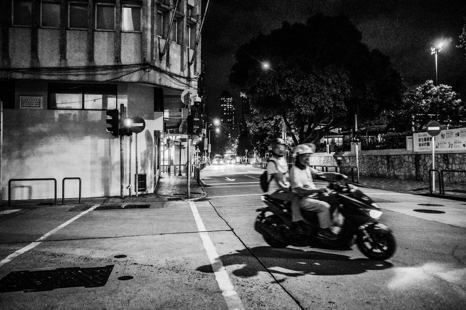 夜晚城市街道上骑行的摩托车和乘客