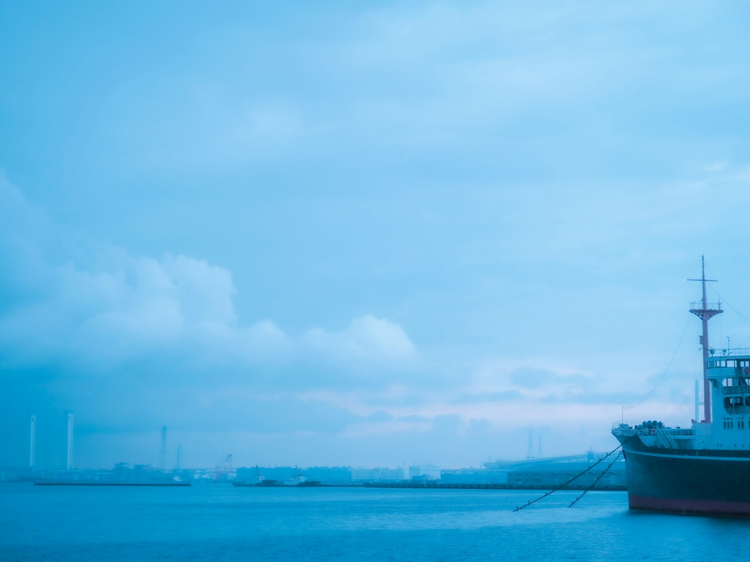 Un bateau amarré contre un fond de mer et de ciel bleu