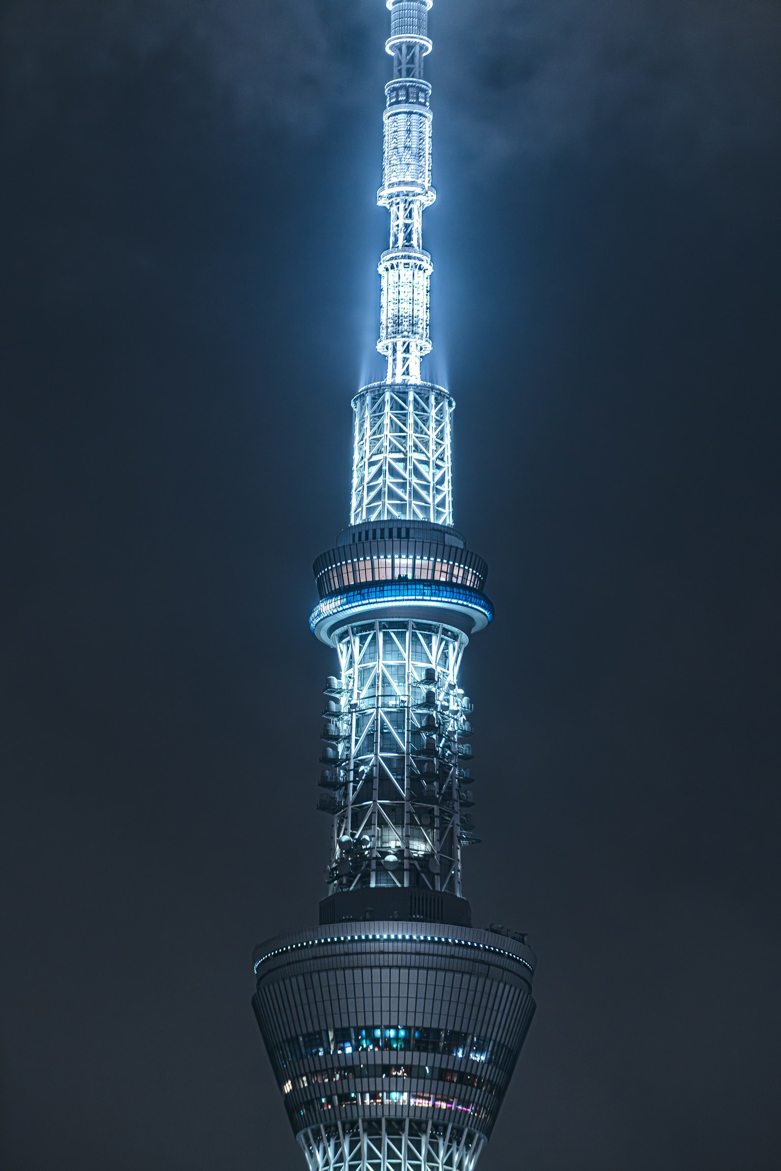 Tokyo Skytree bei Nacht mit beeindruckender Höhe und Beleuchtung