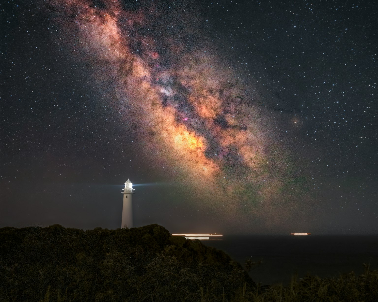 Bella vista della Via Lattea e di un faro sotto il cielo notturno