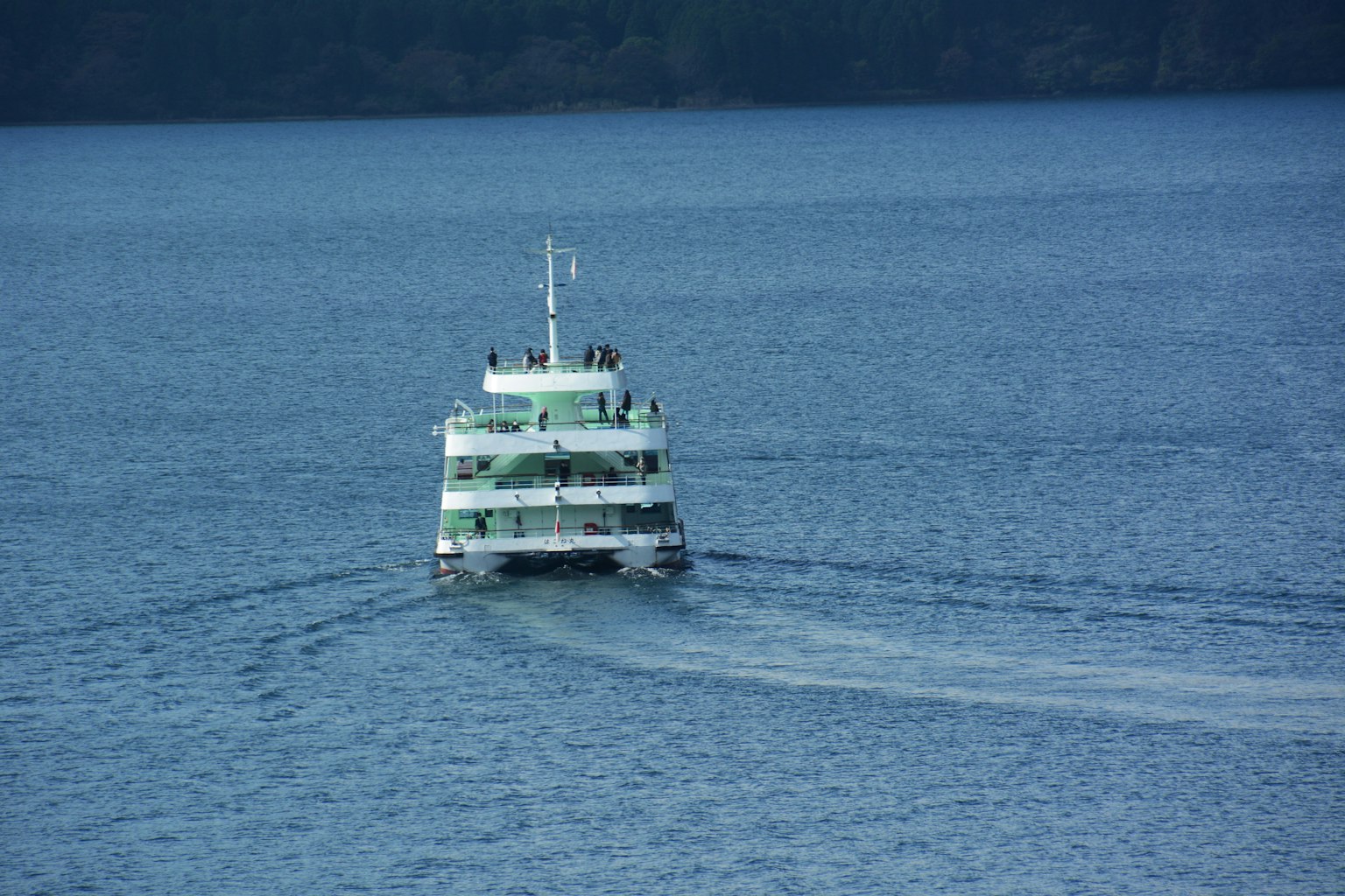 Ferry verde navegando sobre agua azul