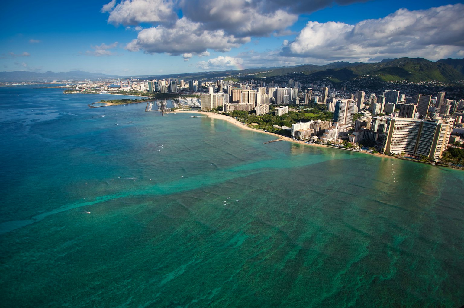 威基基海滩的鸟瞰图，碧蓝的海水和建筑物
