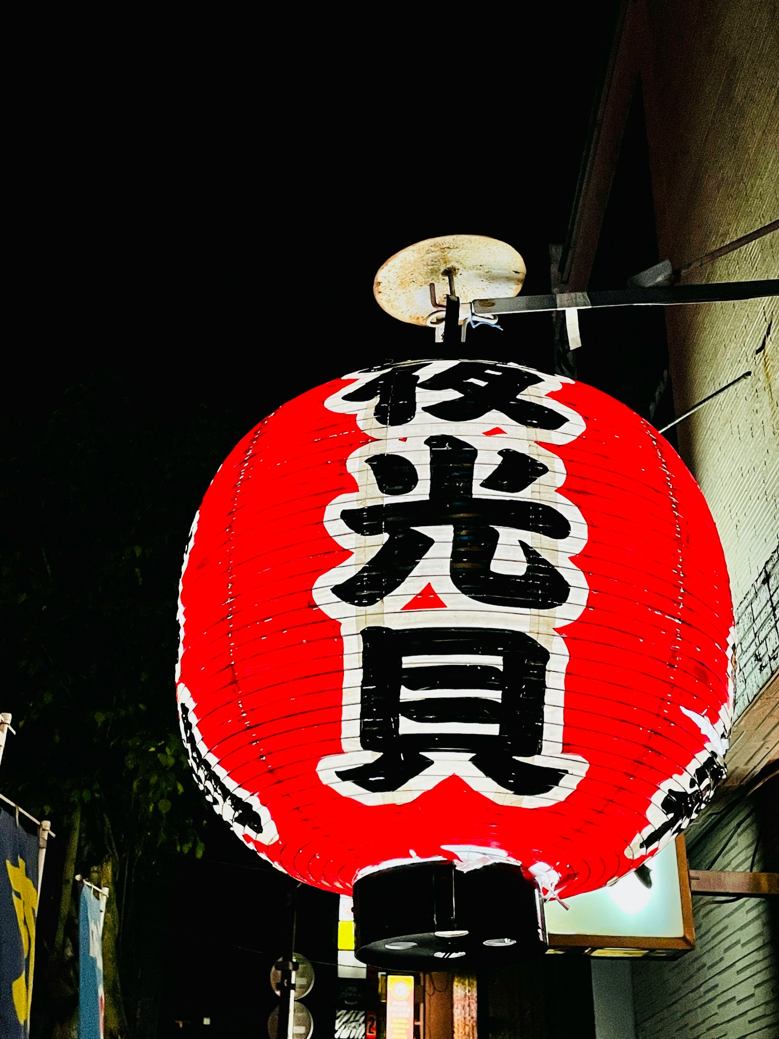 夜街上的红色灯笼和发光字符