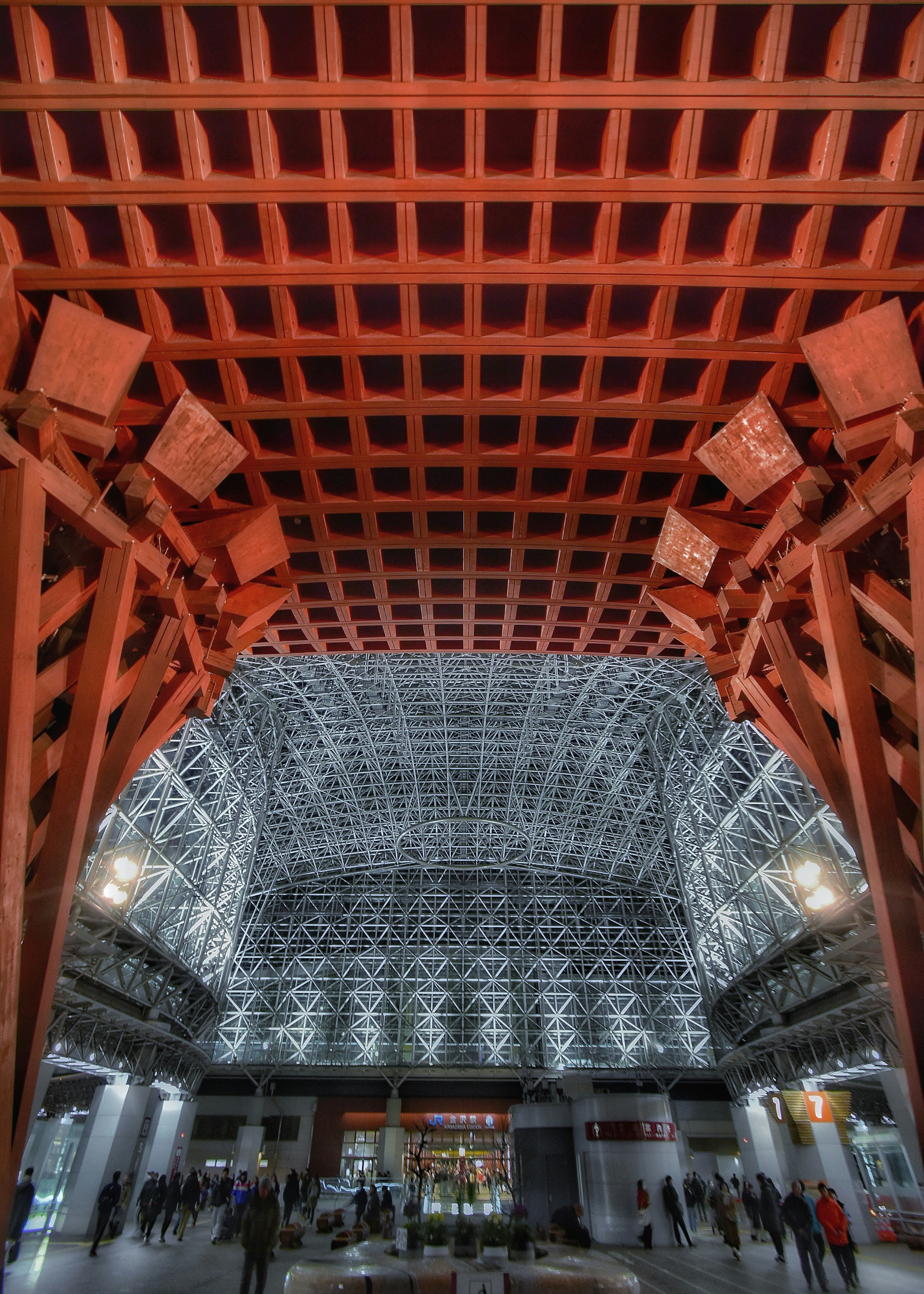 現代的な建築の内部構造と格子状の天井が特徴の空間