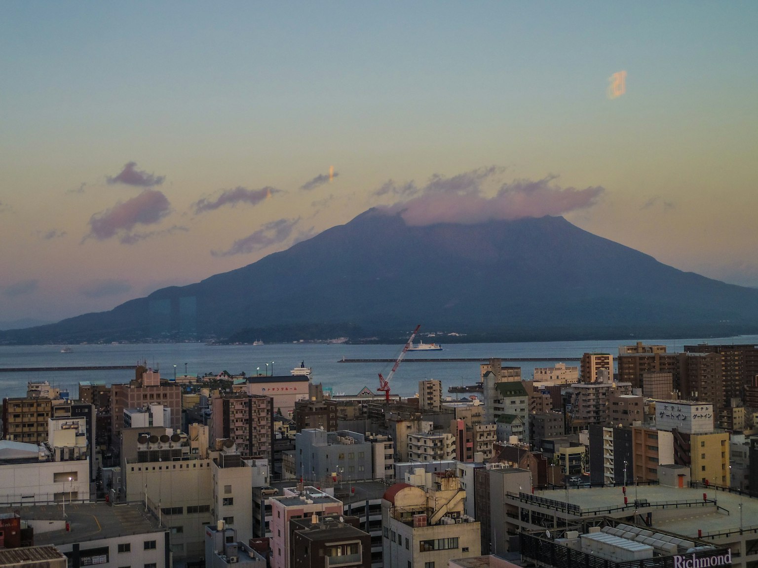 Vista de la ciudad de Kagoshima con Sakurajima al atardecer