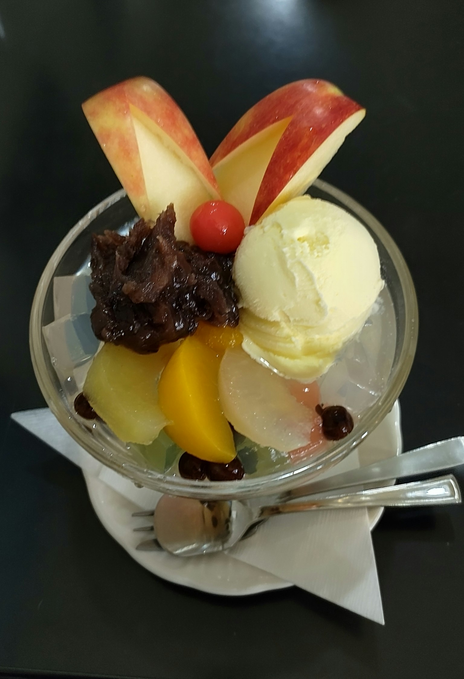 Ciotola di dessert con frutta assortita e gelato