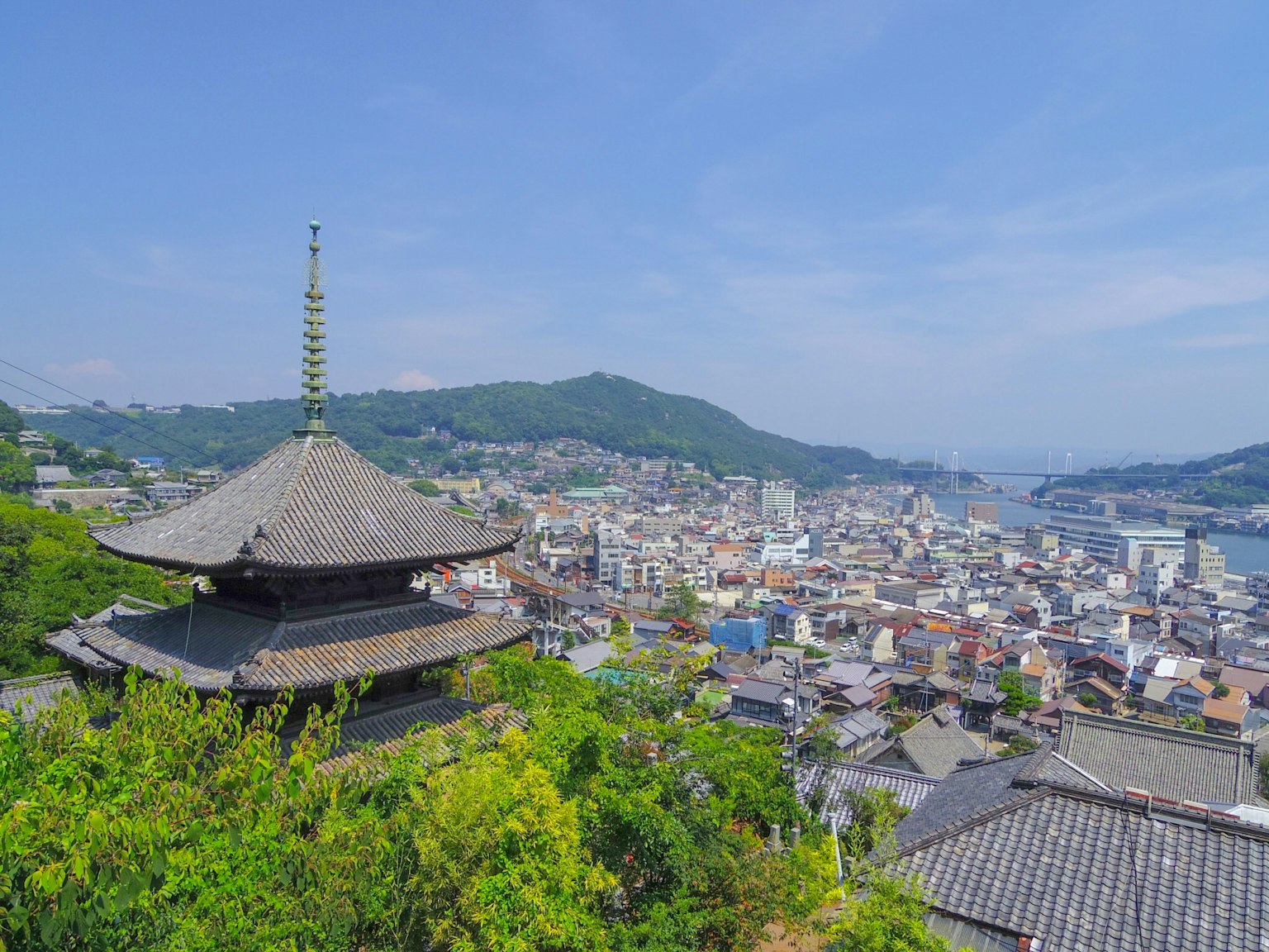 Blick auf einen Tempel mit wunderschönem Bergpanorama