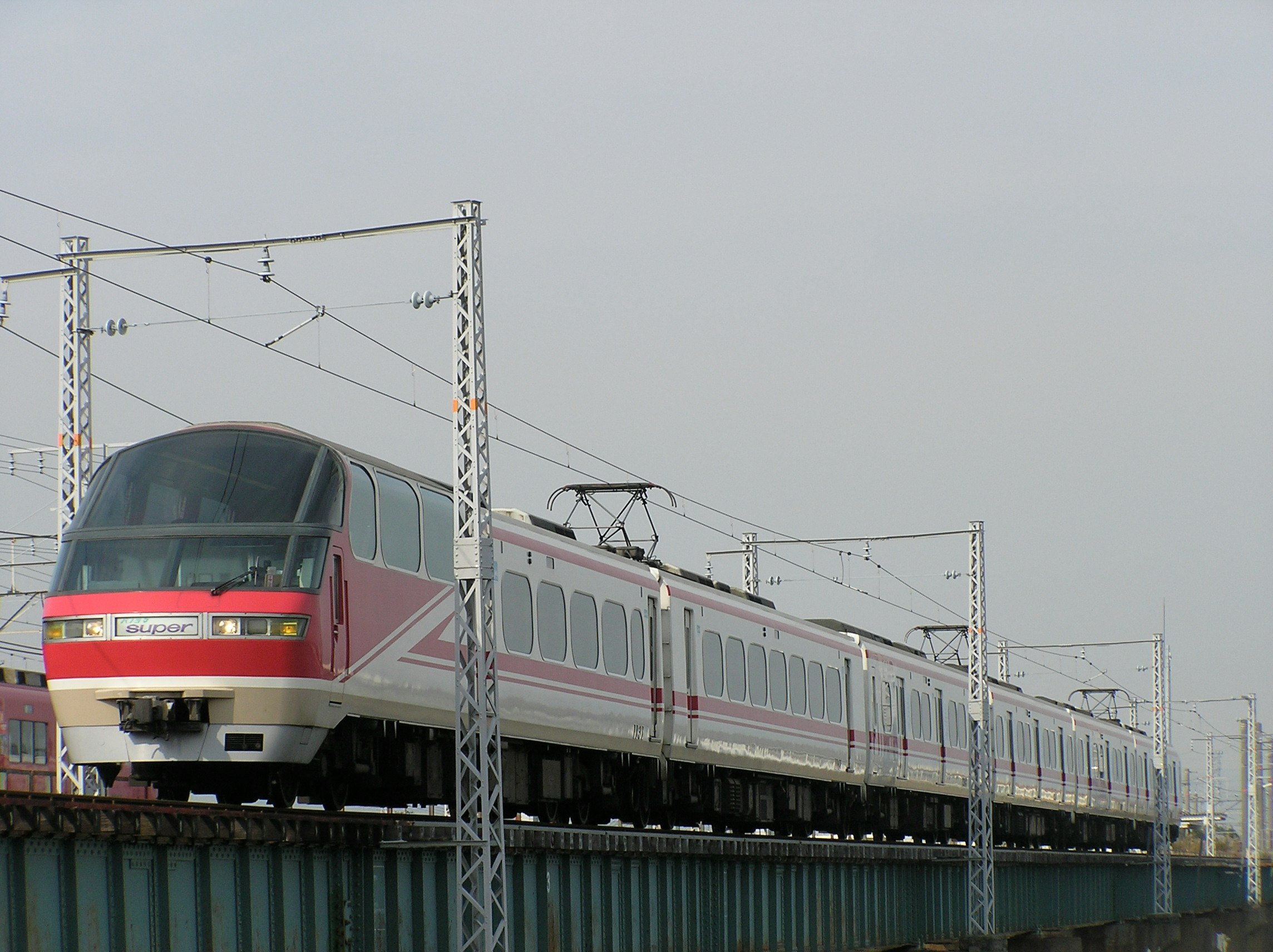 高架線路を走る電車の正面と車両