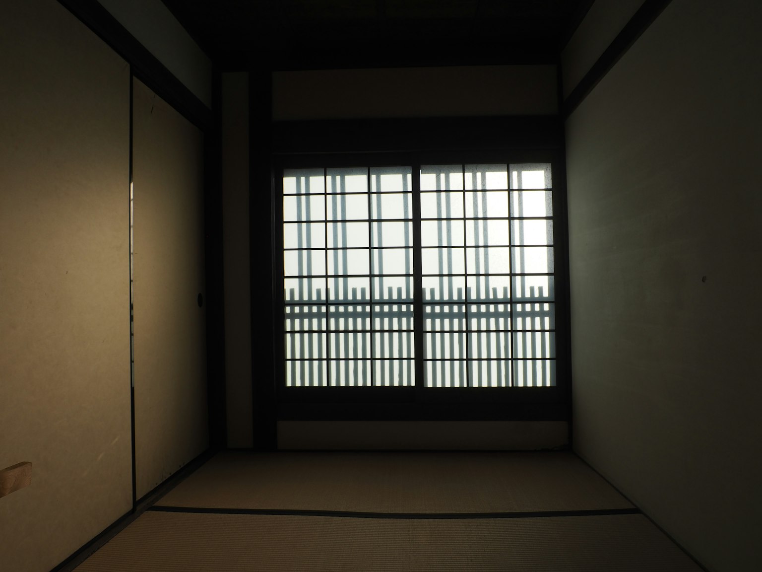 Interior de una habitación japonesa minimalista con ventana shoji y vista exterior