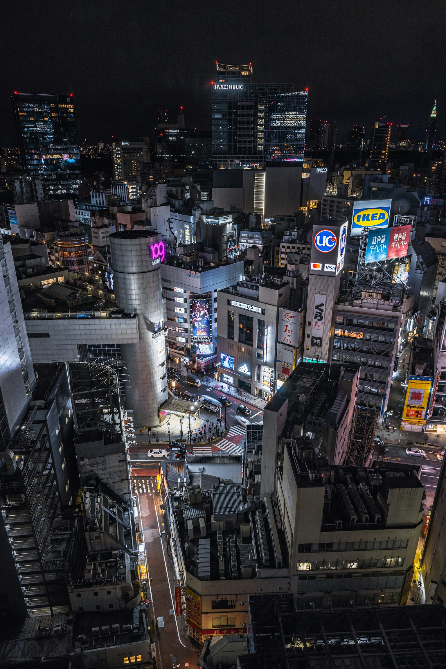 Paysage urbain nocturne de Shibuya illuminé par des enseignes au néon
