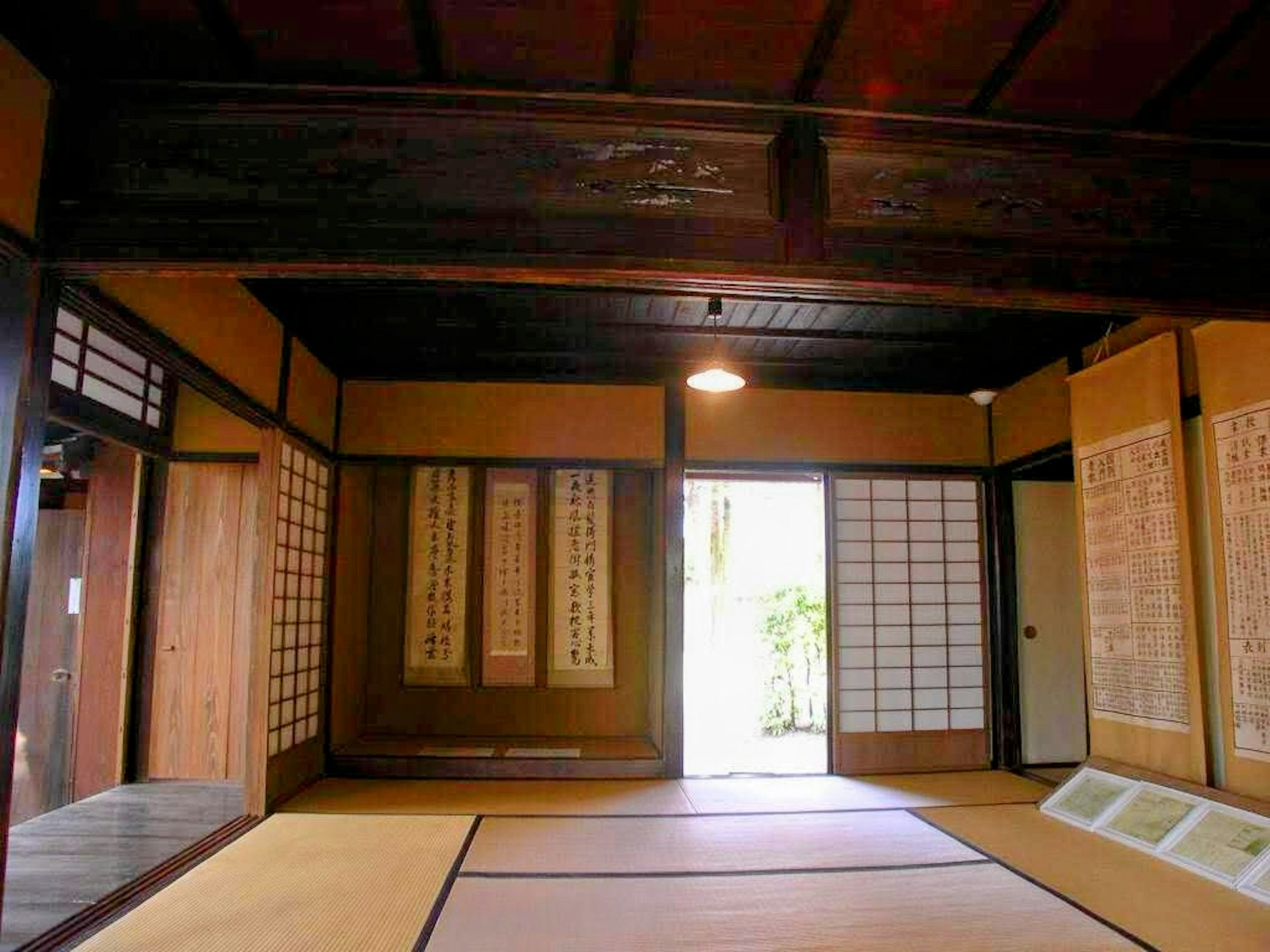 Interior ruangan tradisional Jepang dengan pintu shoji dan lantai tatami