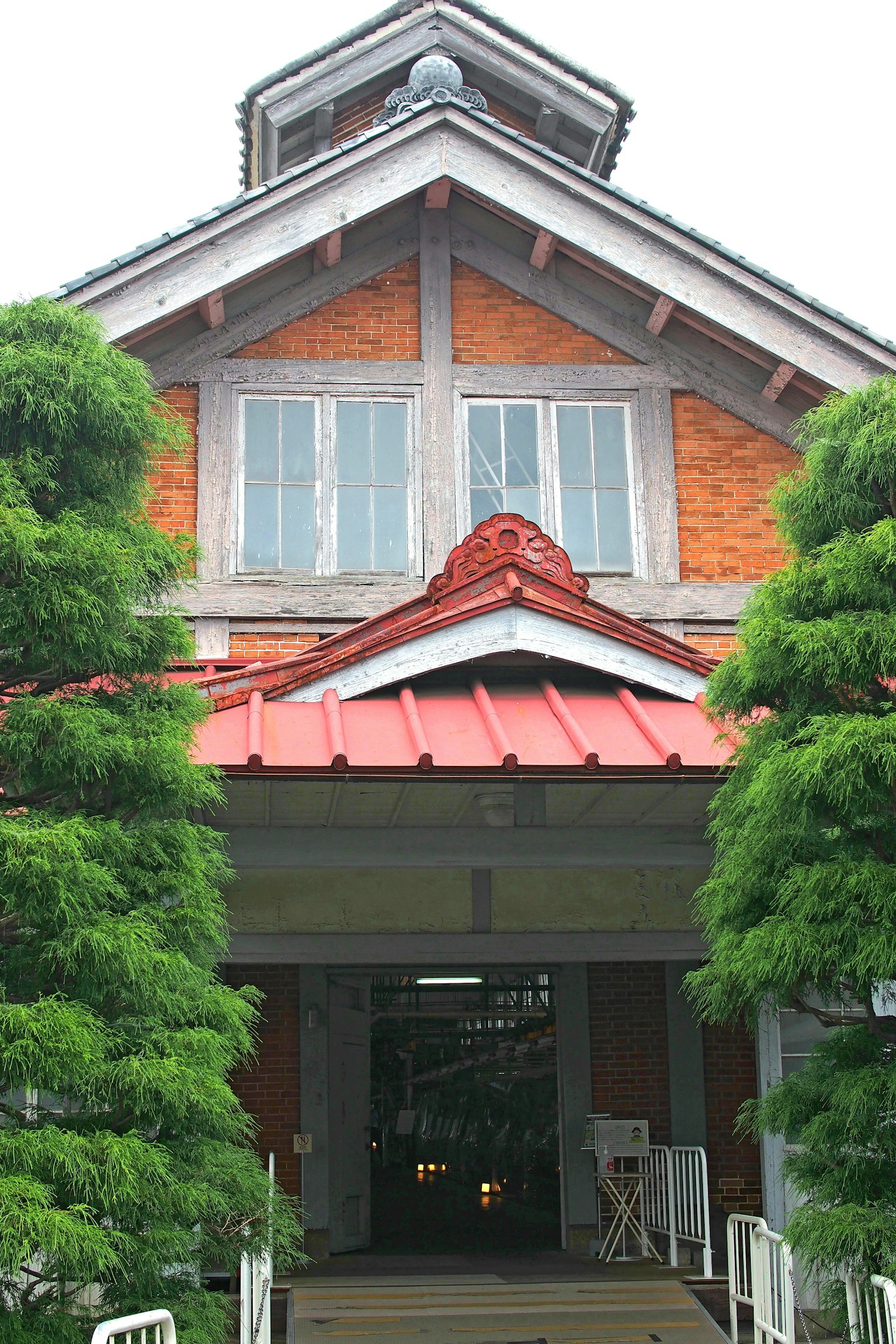 Cửa chính của một tòa nhà truyền thống với mái đỏ và ngoại thất bằng gỗ