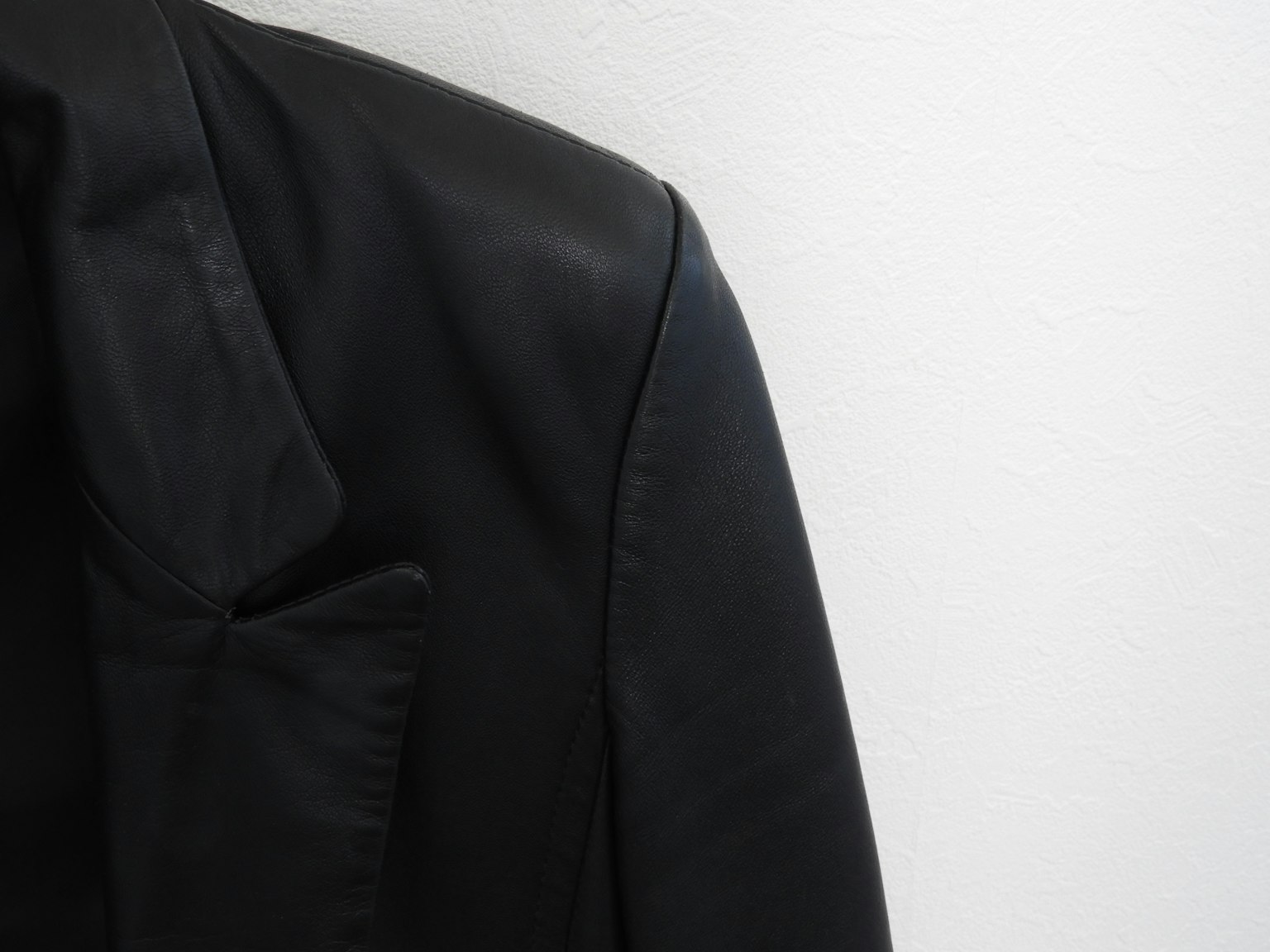Primo piano di una giacca nera dal design elegante