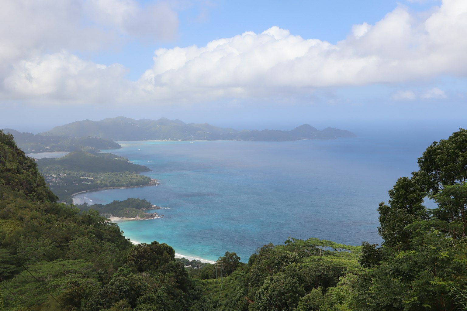 蓝色海洋和绿色山脉的风景