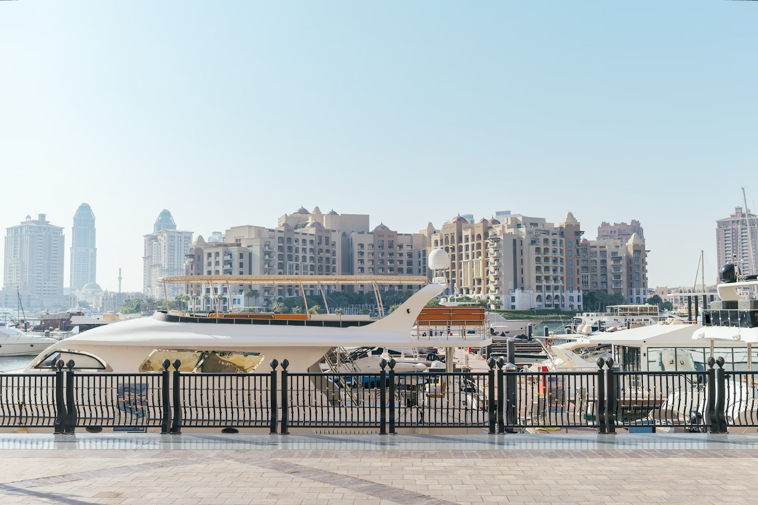 Une vue panoramique de yachts de luxe et de bâtiments modernes au bord de l'eau