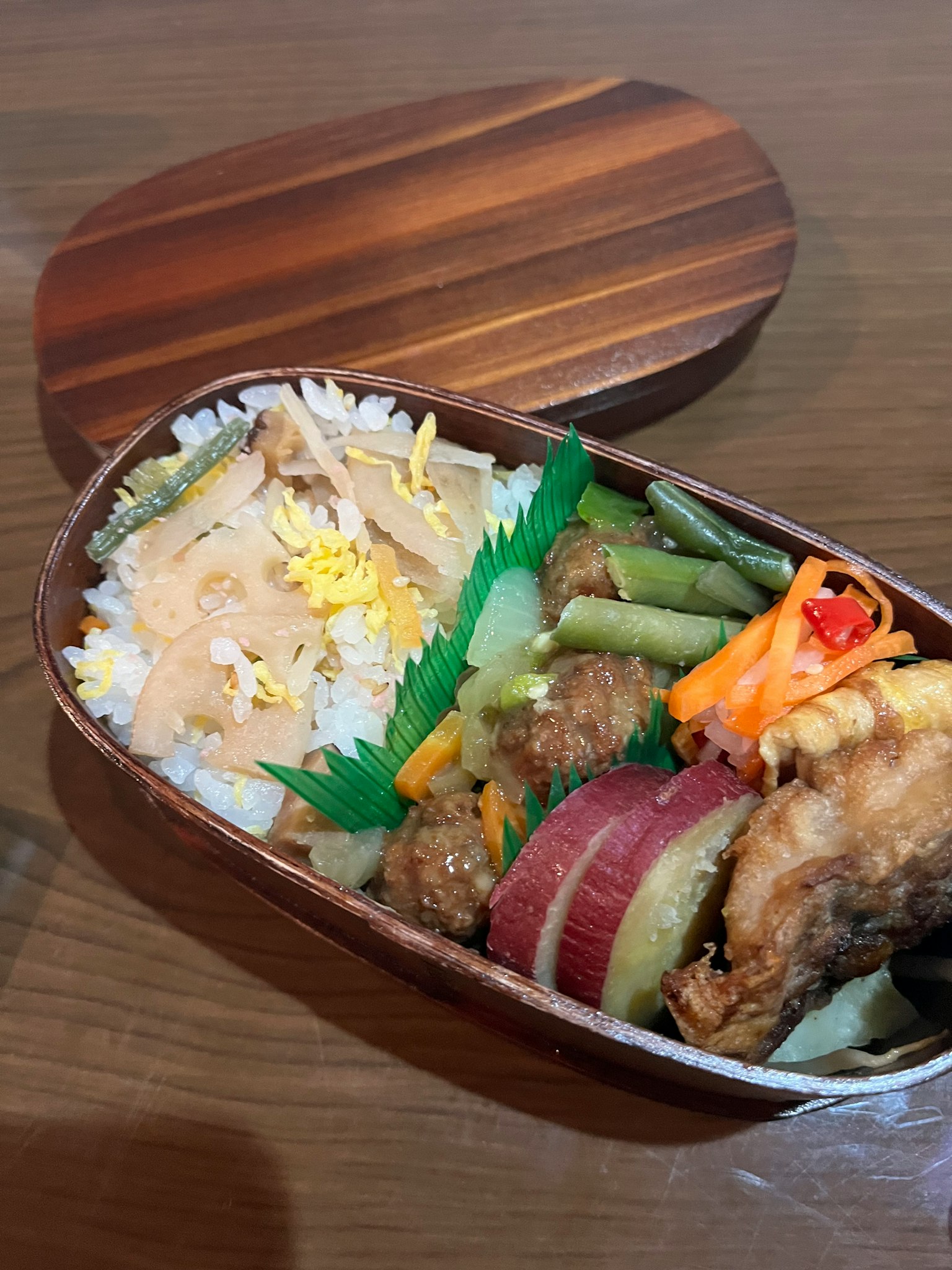 美丽的便当盒装满米饭和配菜 多彩的食物 炸鸡 蔬菜