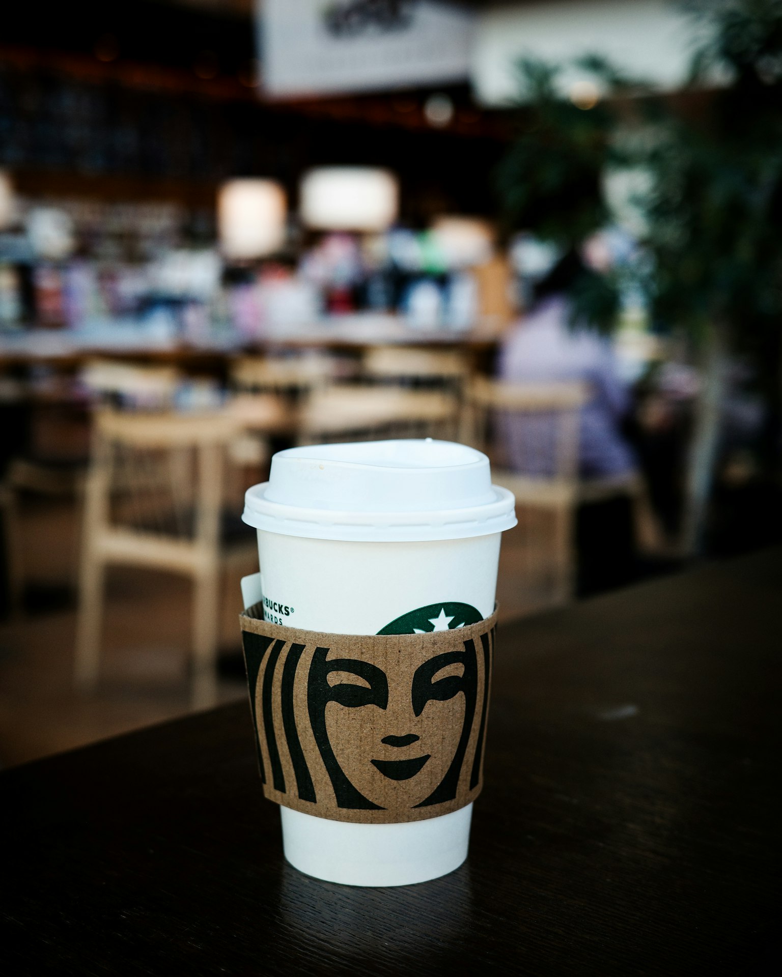 Cangkir kopi Starbucks di atas meja di kafe