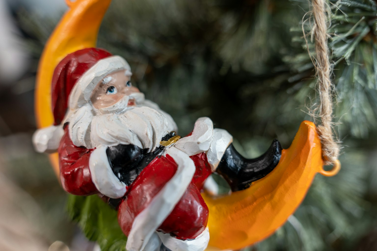 Decorazione natalizia con Babbo Natale seduto su una luna crescente
