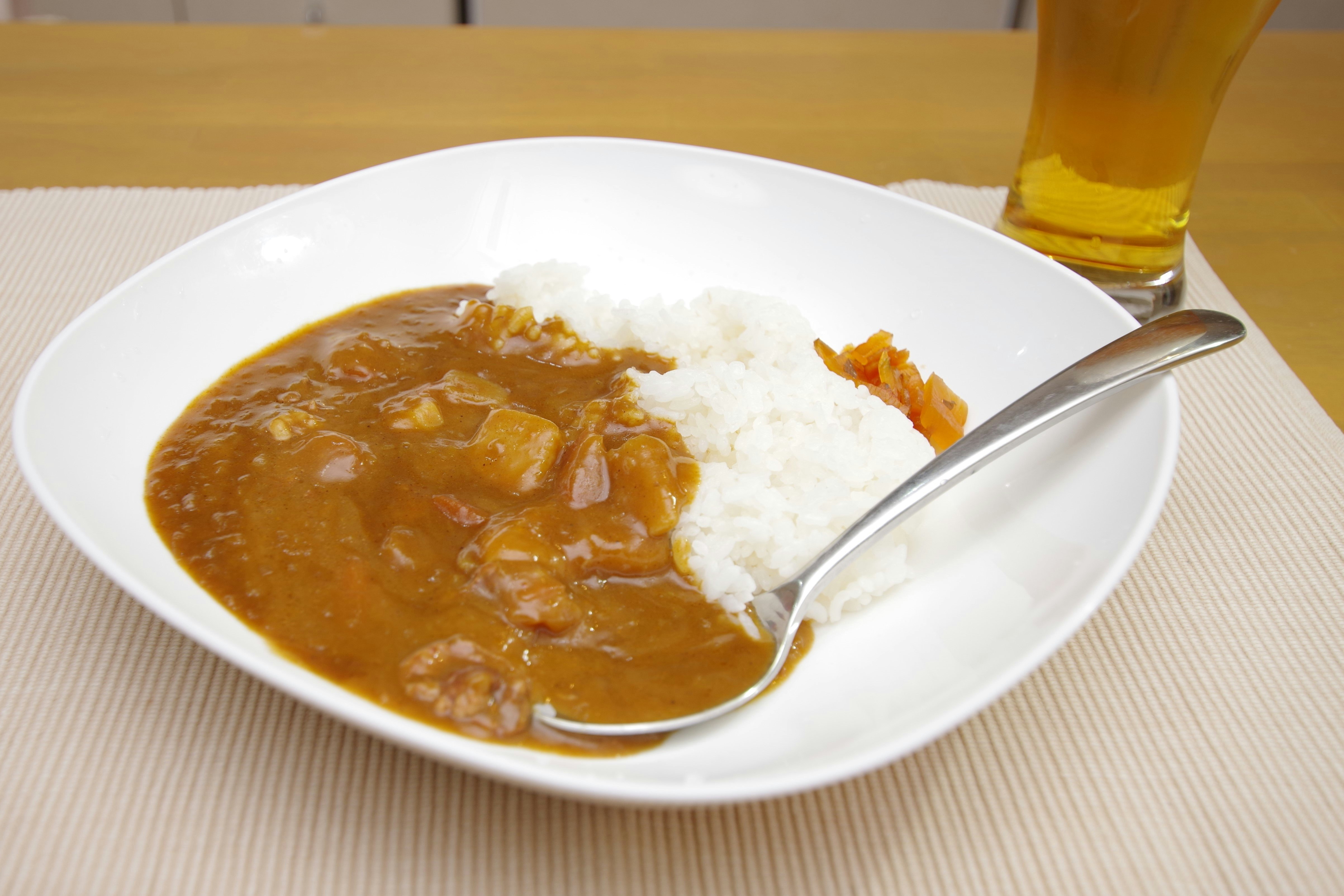 桌上咖哩飯和一杯啤酒