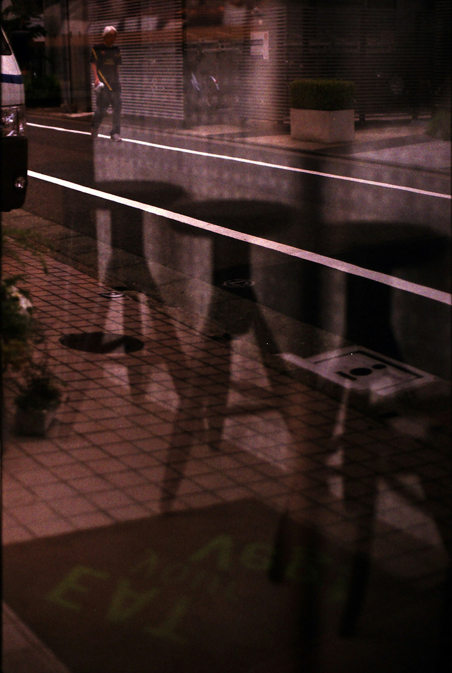 夜間街景與椅子反射
