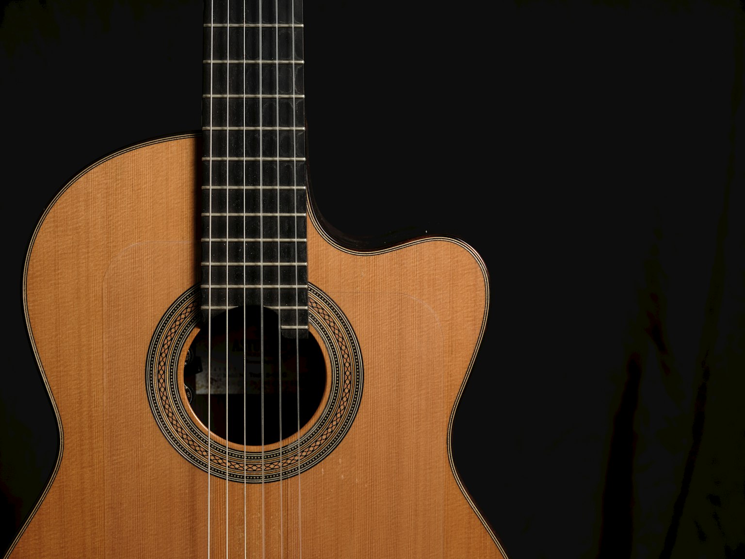 Corps de guitare acoustique en bois sur fond noir
