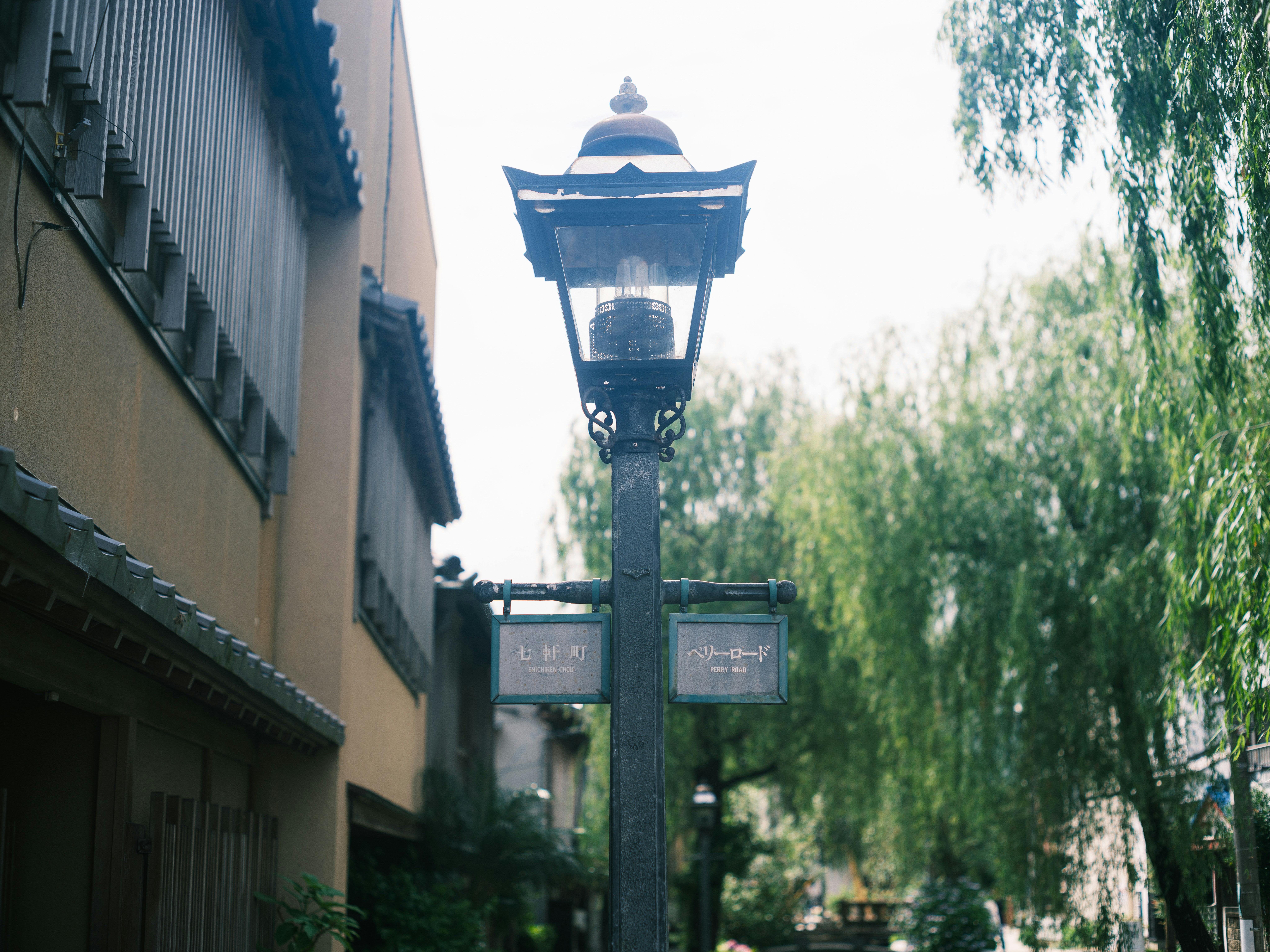 並木道に立つ街灯と建物の外壁
