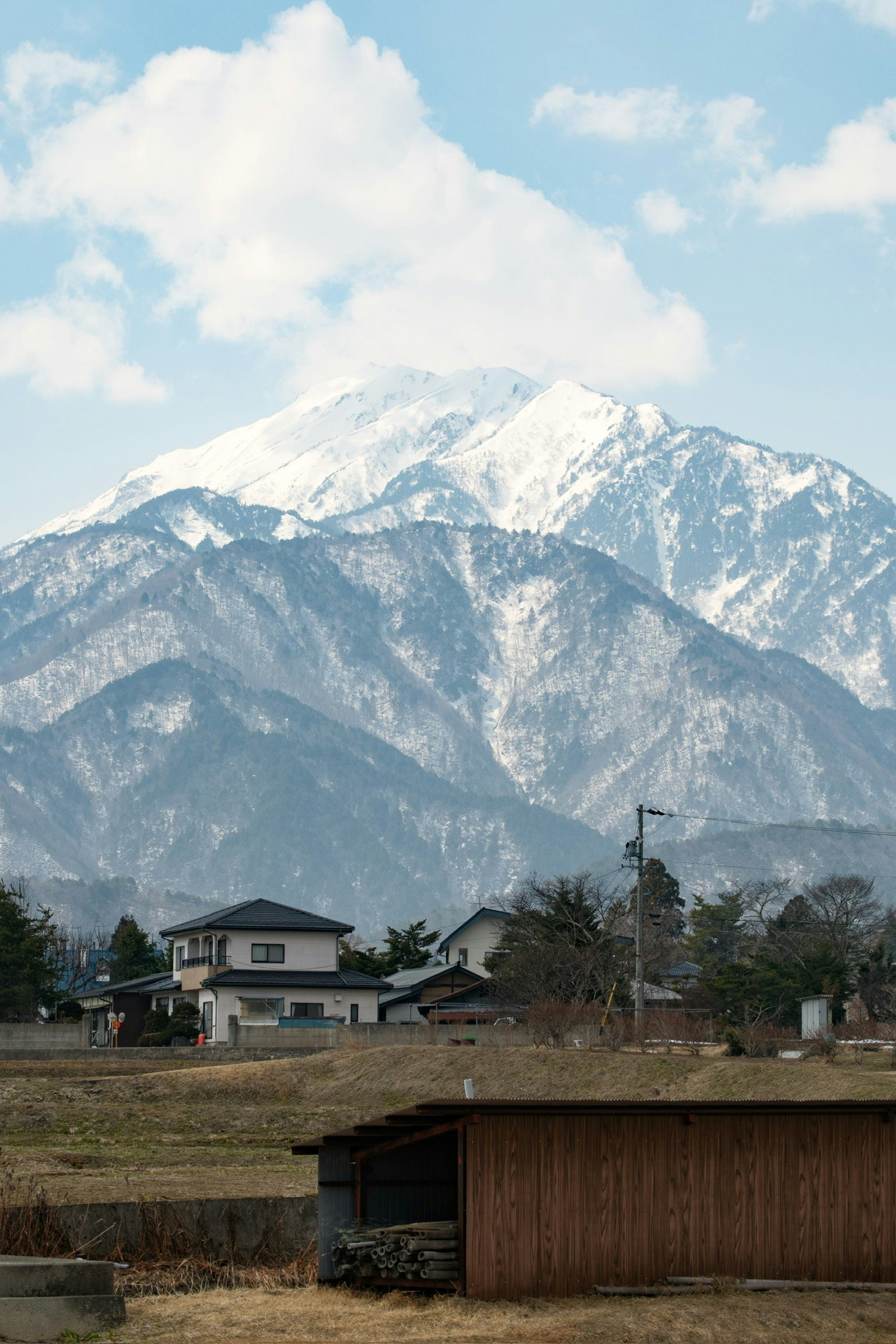 ภูเขาหิมะกับทิวทัศน์ชนบท