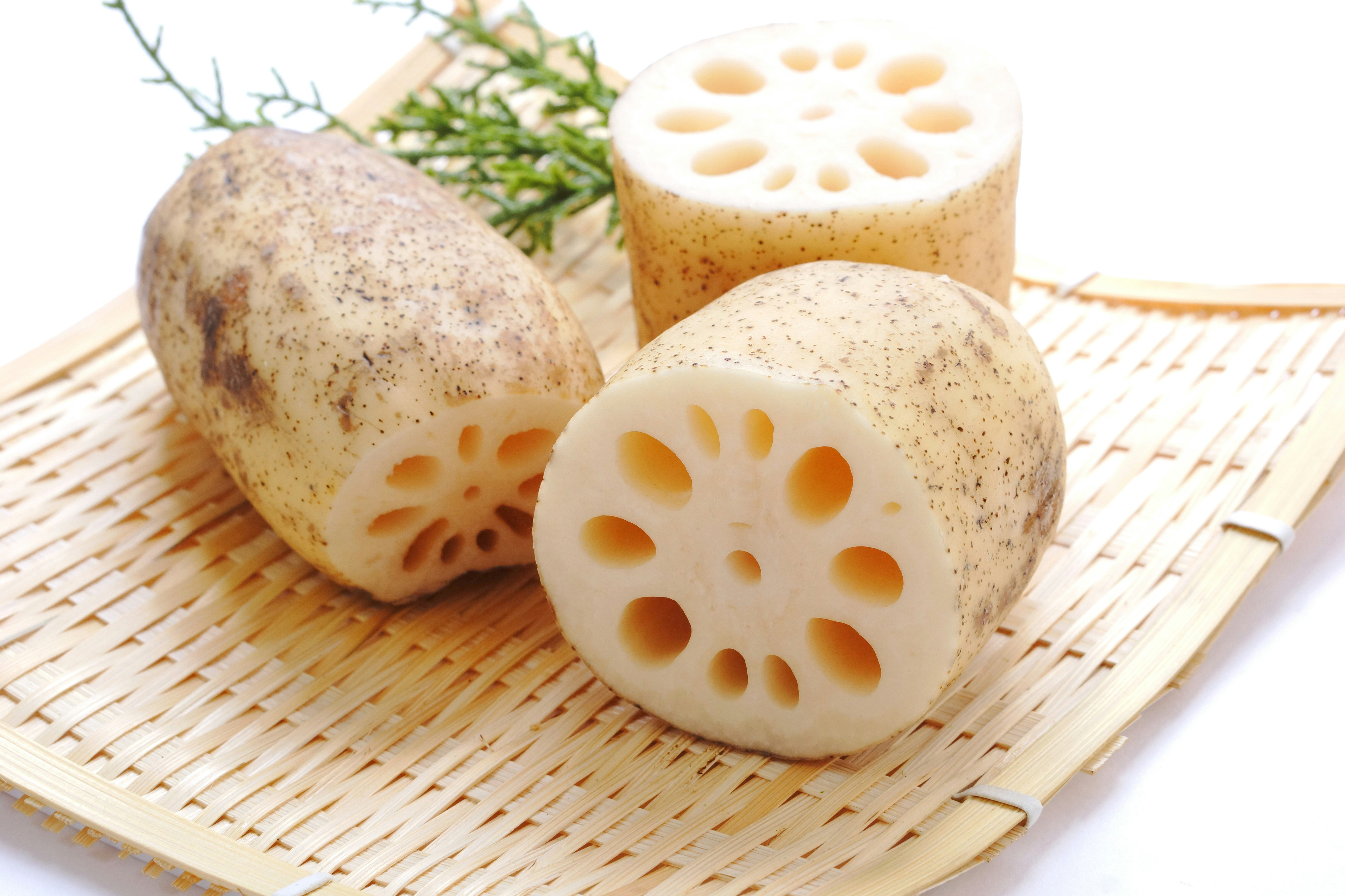竹ざるにのったレンコン風のチーズとスライス