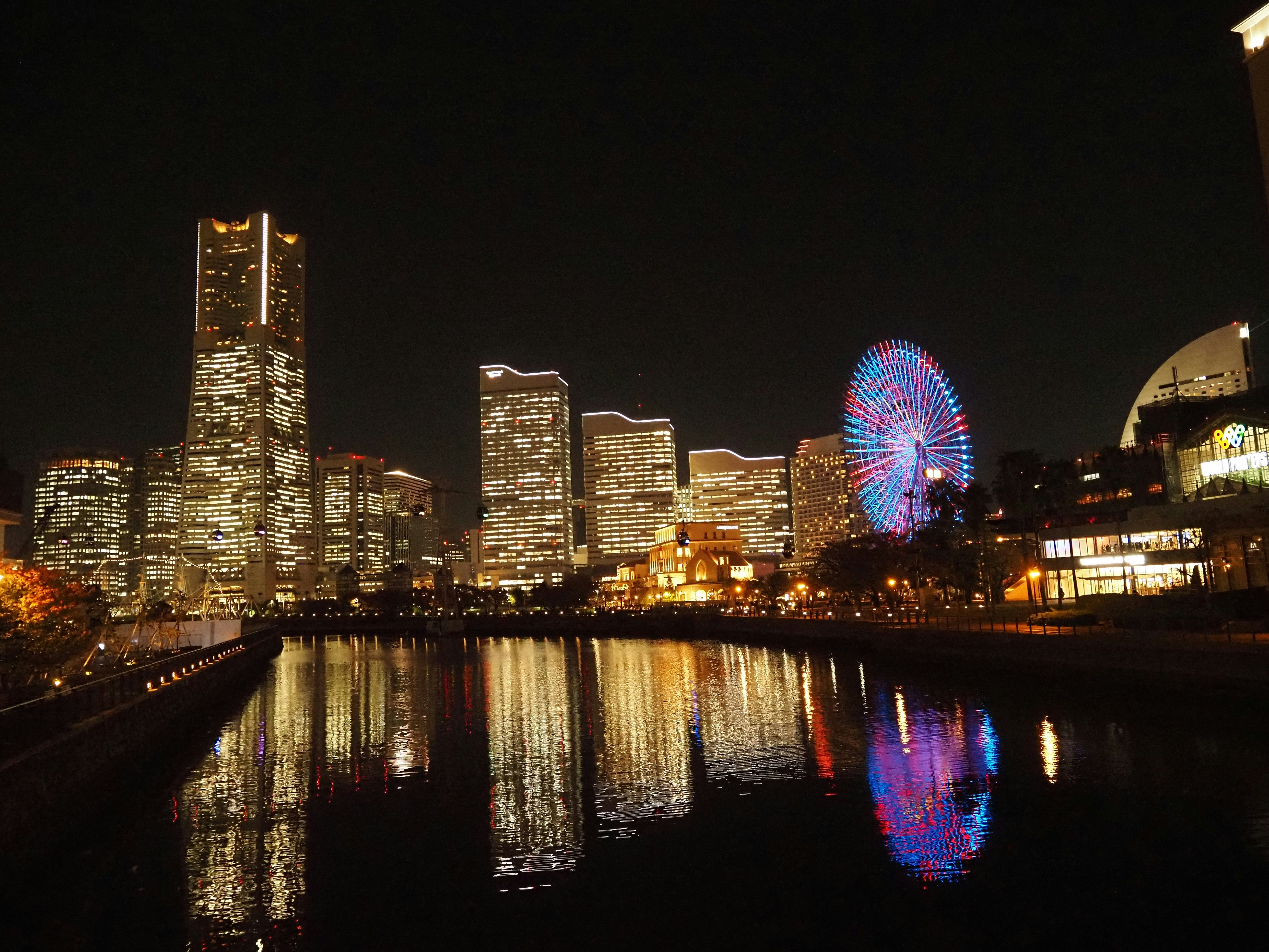 横滨·港未来夜景，摩天轮与灯火高楼倒映在水面