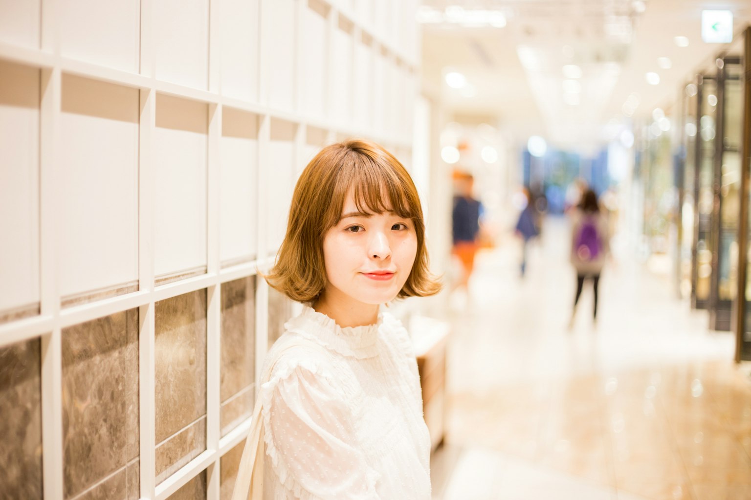 明亮室内环境中微笑的女性肖像