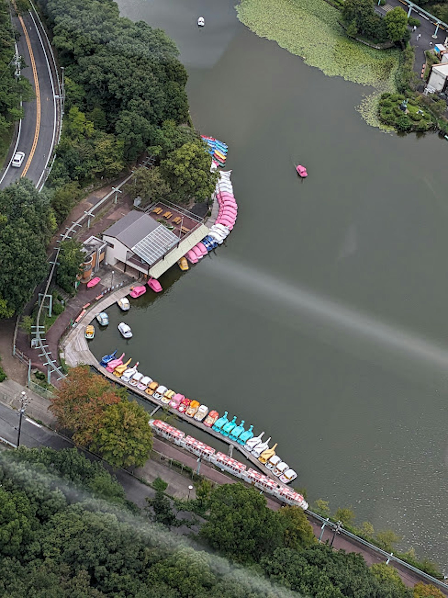 Pemandangan udara danau dengan perahu berwarna-warni yang berjejer