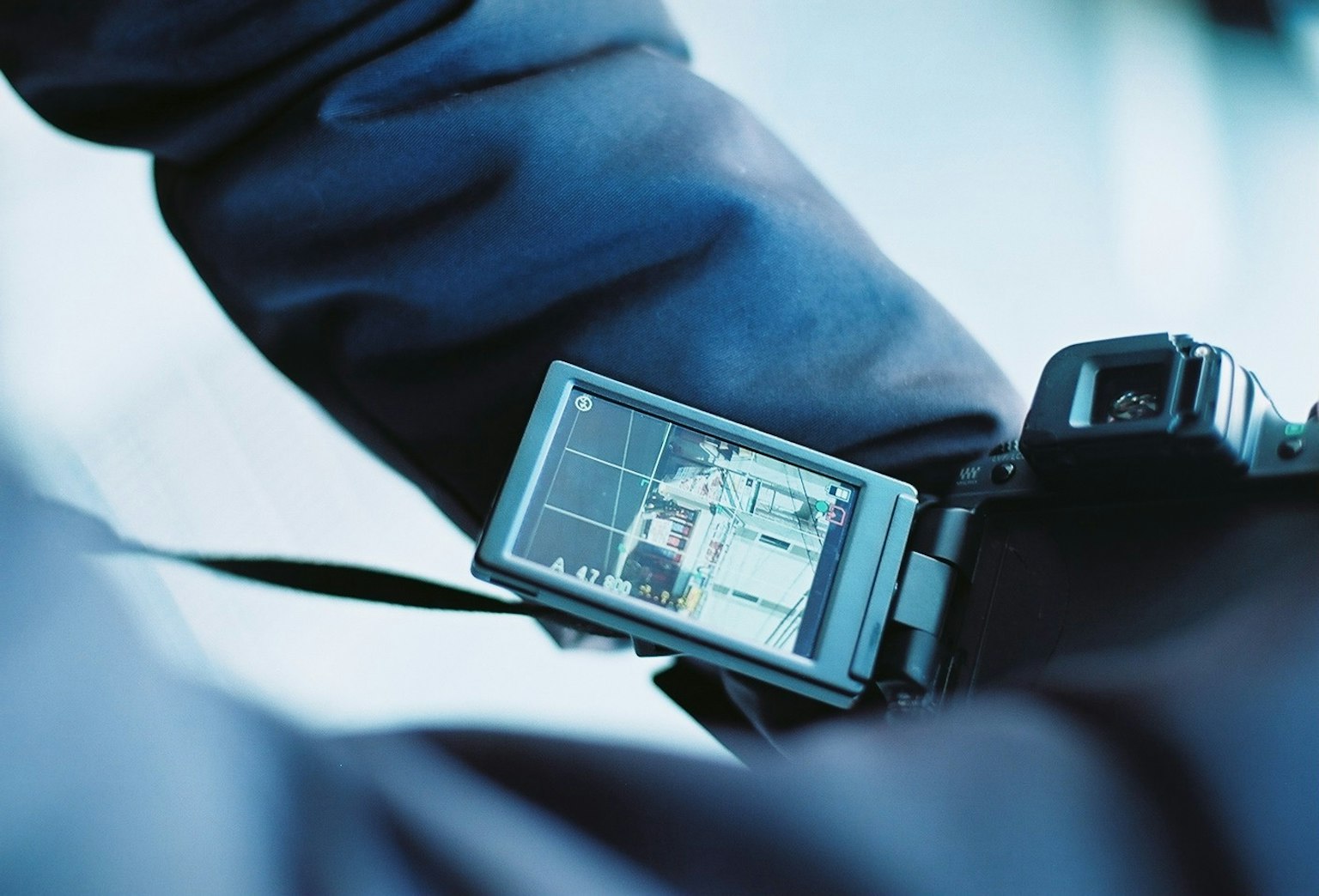 Primo piano dello schermo LCD di una fotocamera che mostra un'immagine