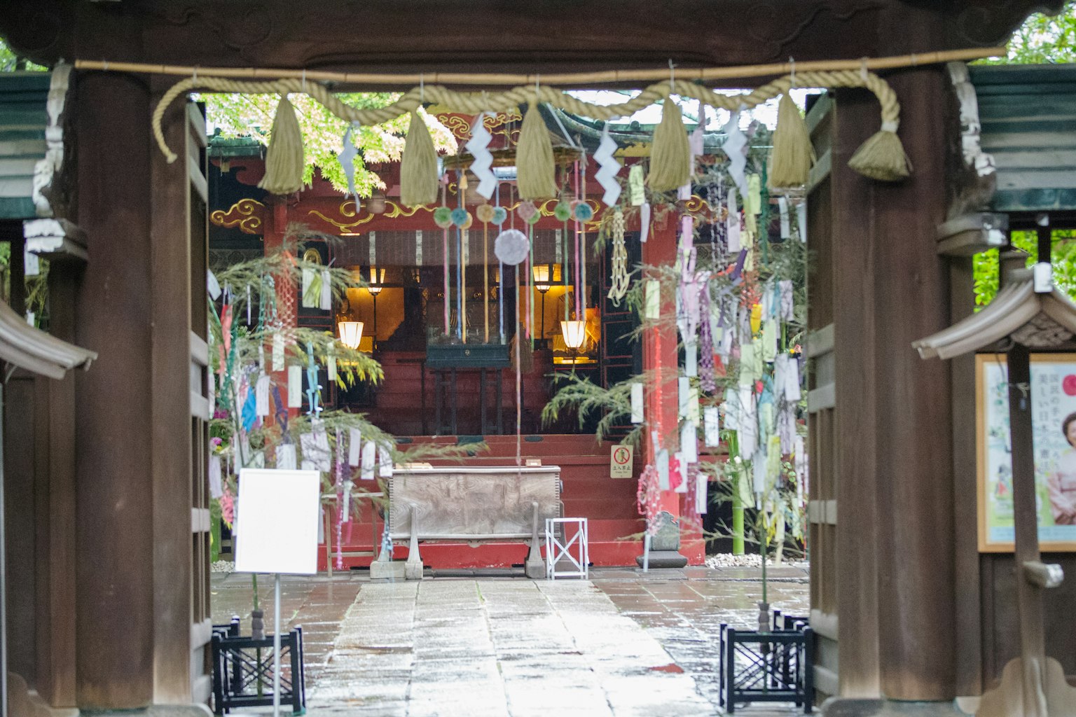 穿過神社門的景色 風鈴和彩色紙條懸掛