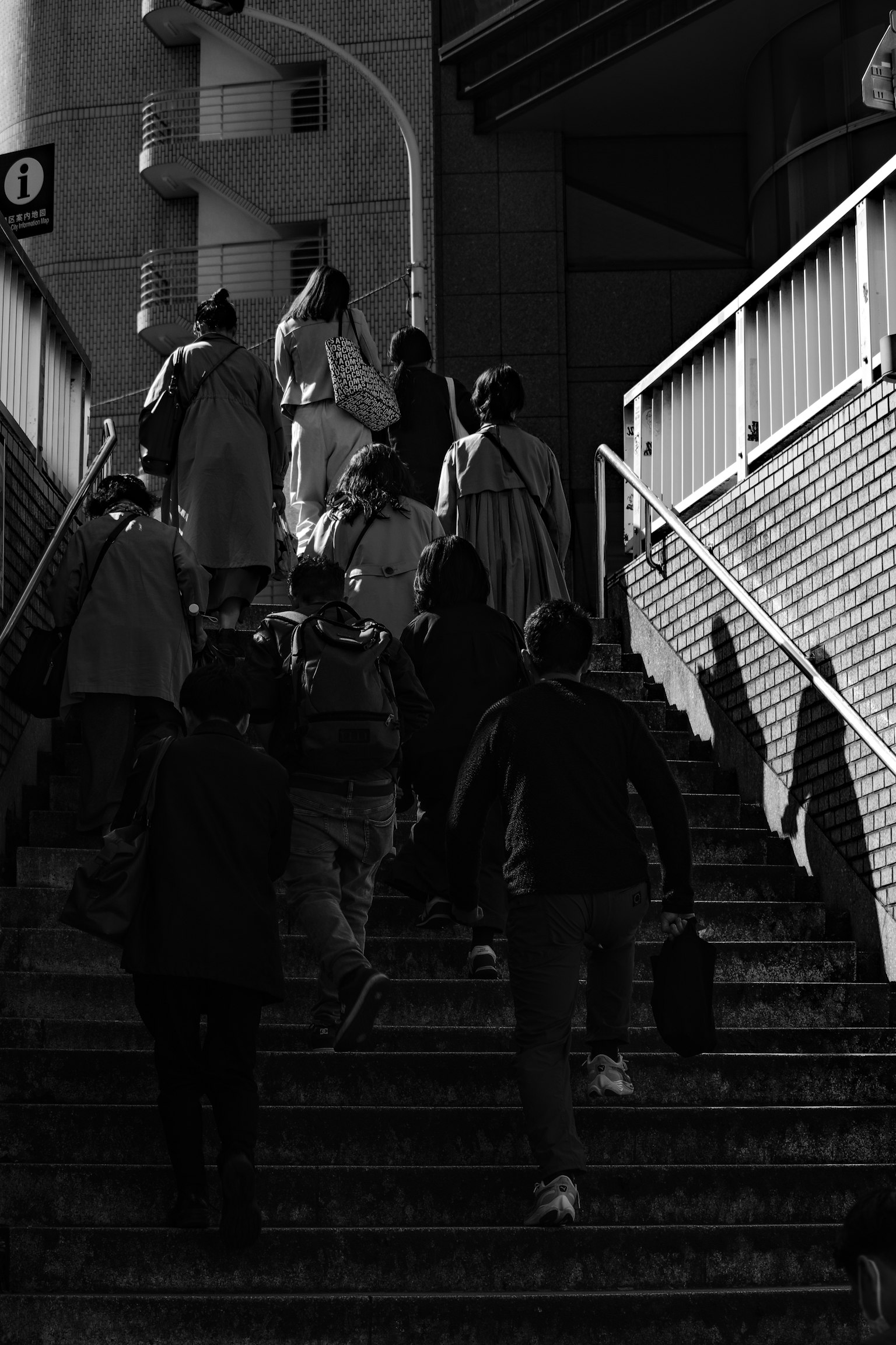 黑白圖片，描繪人們上樓梯