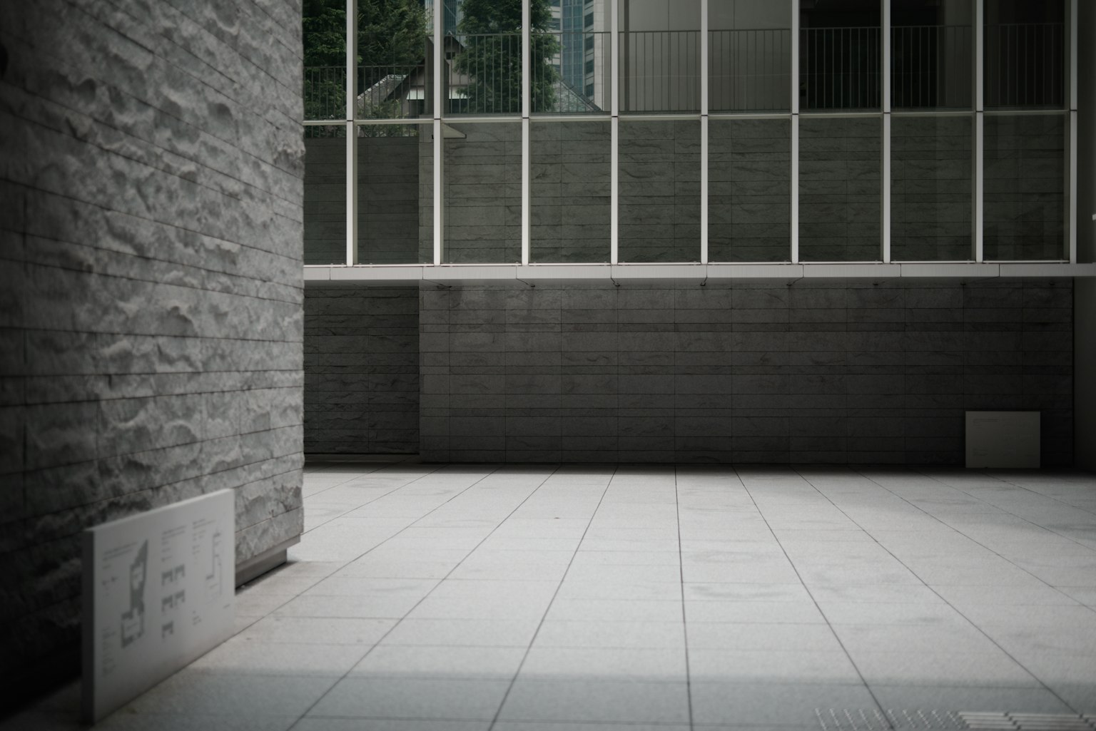 现代建筑内部空间，特色是混凝土墙和大窗户