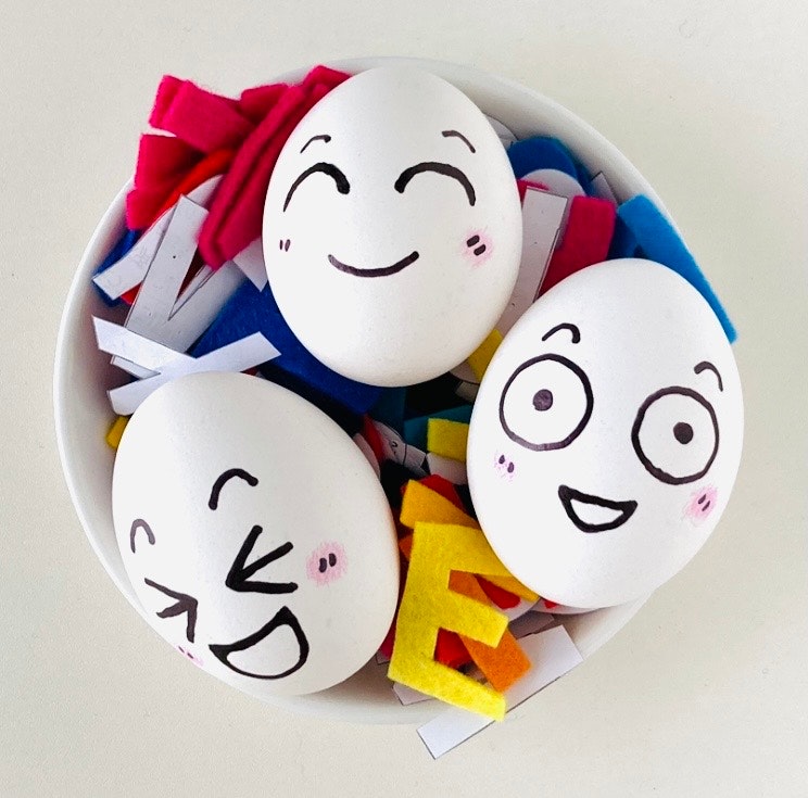 illustrazioni di uova in stile personaggi sorridenti disposte