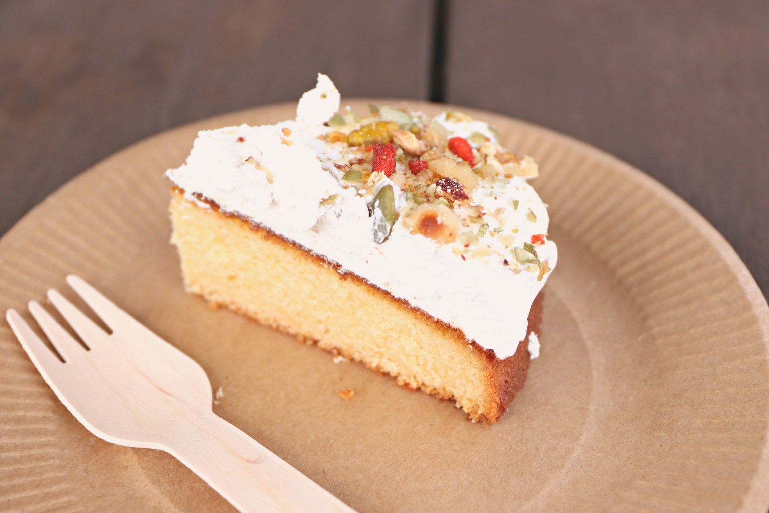 Stück Kuchen mit Sahne und Nüssen
