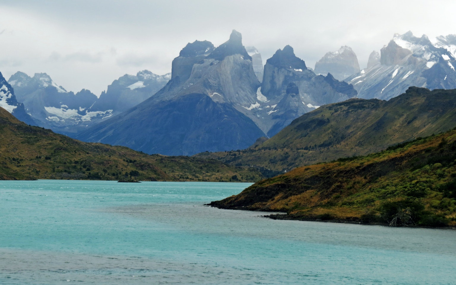 Cảnh quan tuyệt đẹp của Công viên Quốc gia Torres del Paine ở Patagonia với hồ xanh ngọc và núi phủ tuyết