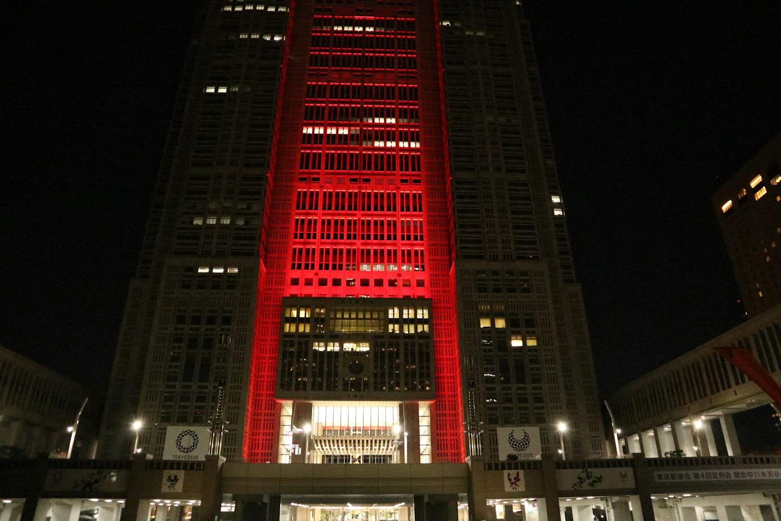 Gedung Tokyo yang diterangi merah di malam hari