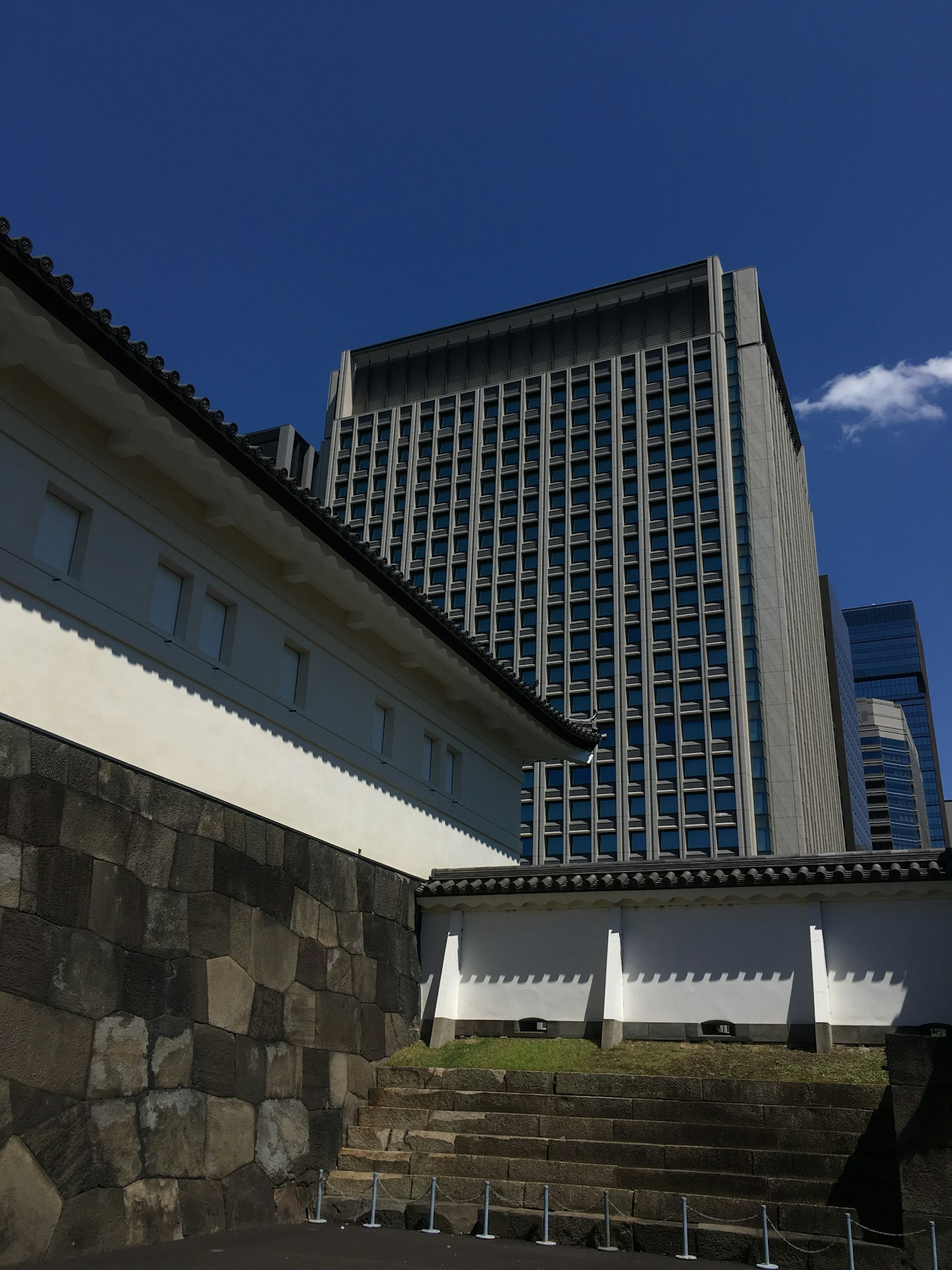 Stadtansicht mit modernem Wolkenkratzer und traditioneller Architektur
