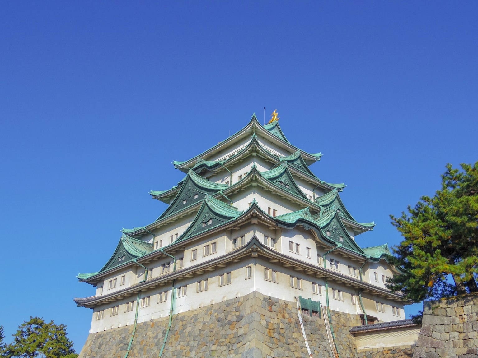 Castillo de Nagoya con arquitectura hermosa y cielo azul