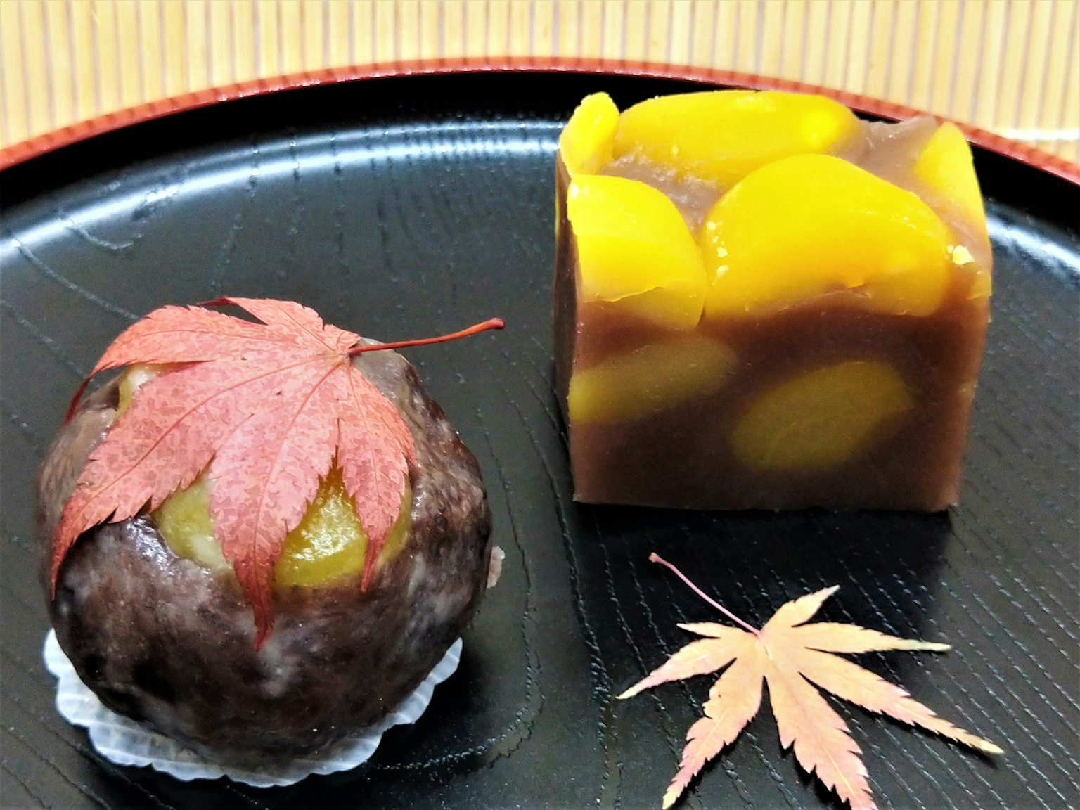 Una confetteria giapponese splendidamente presentata con castagne e foglie d'acero