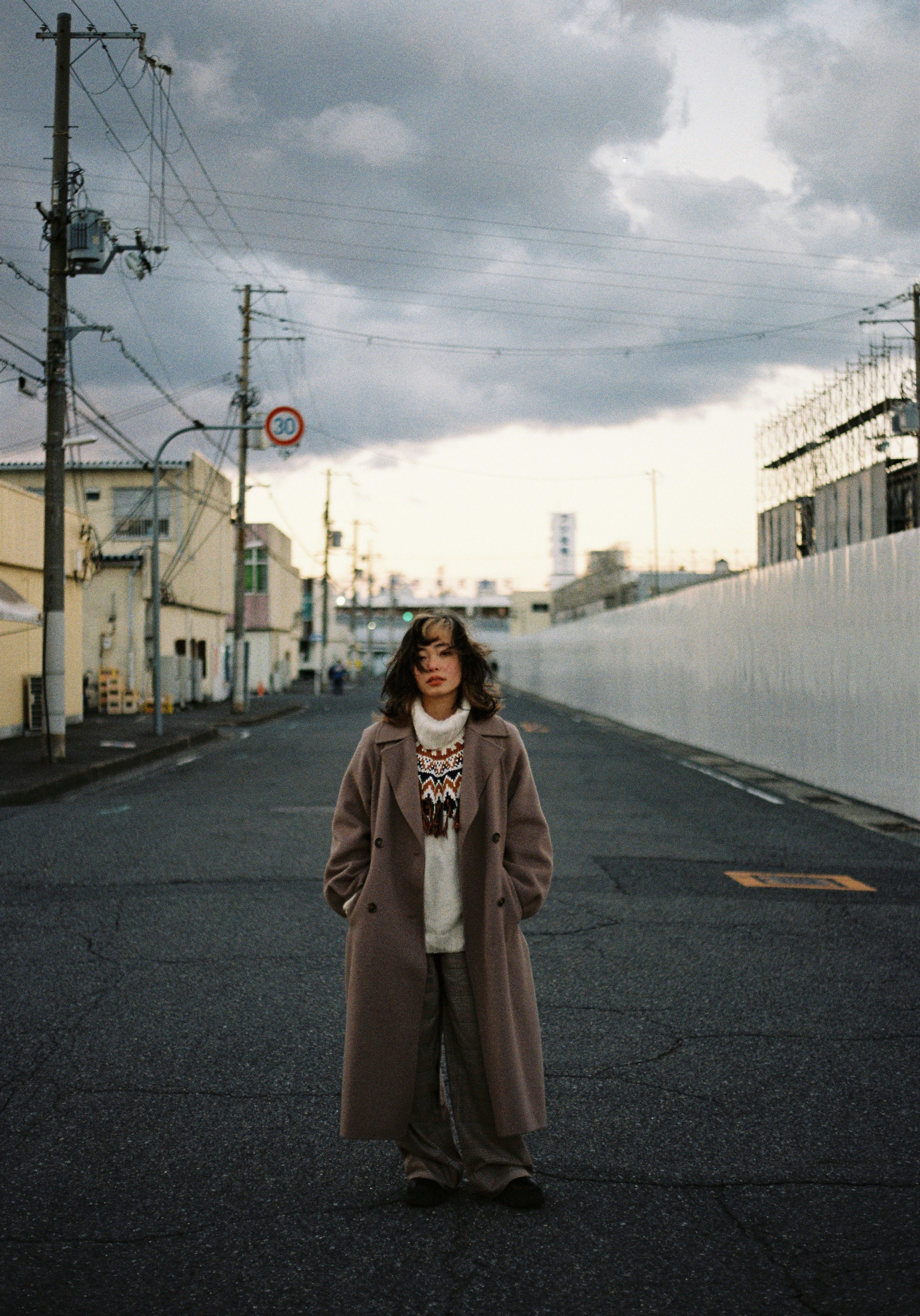 路地を歩く人物のポートレート