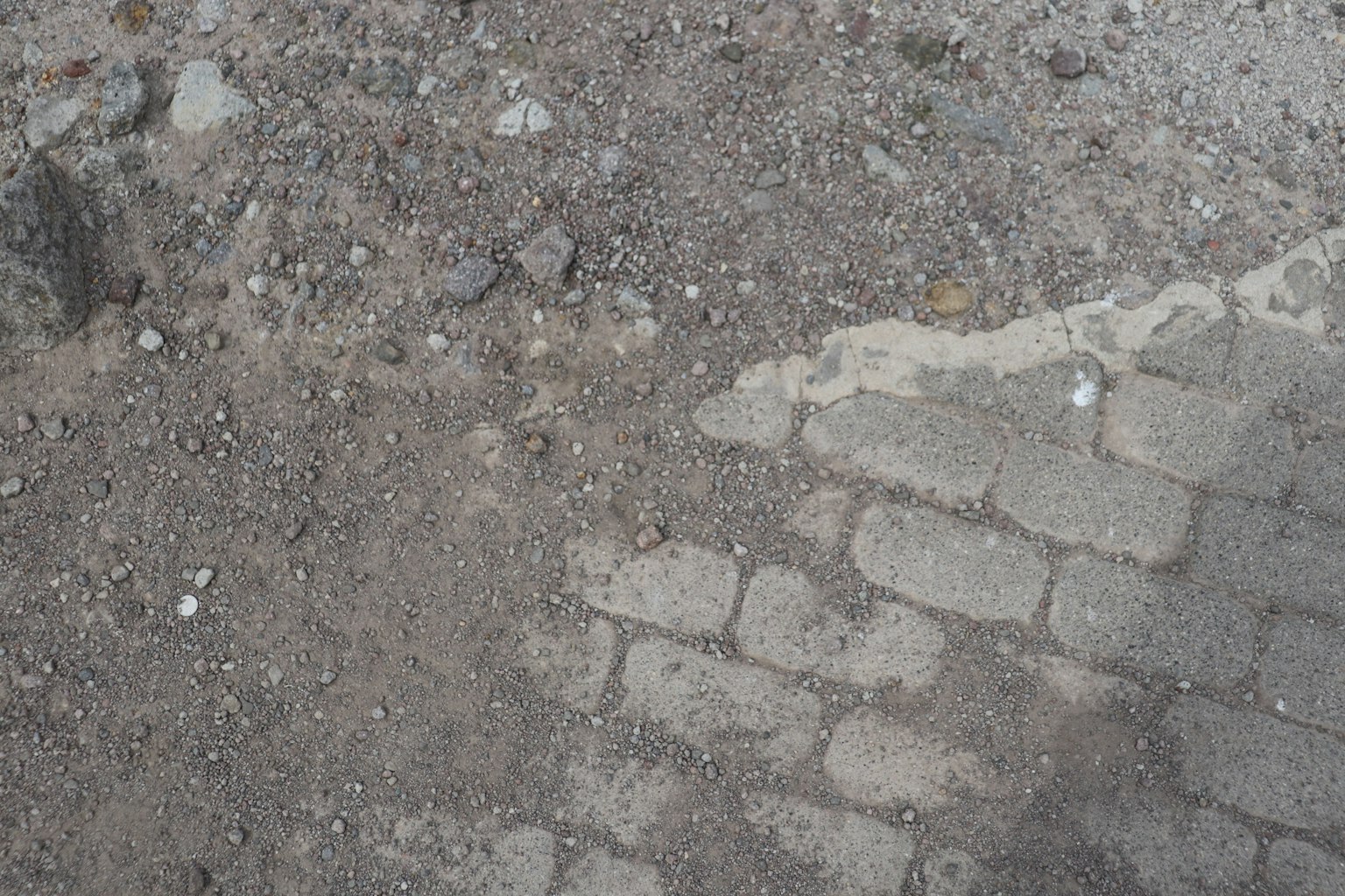 Image of a mixed surface with cobblestones and dirt